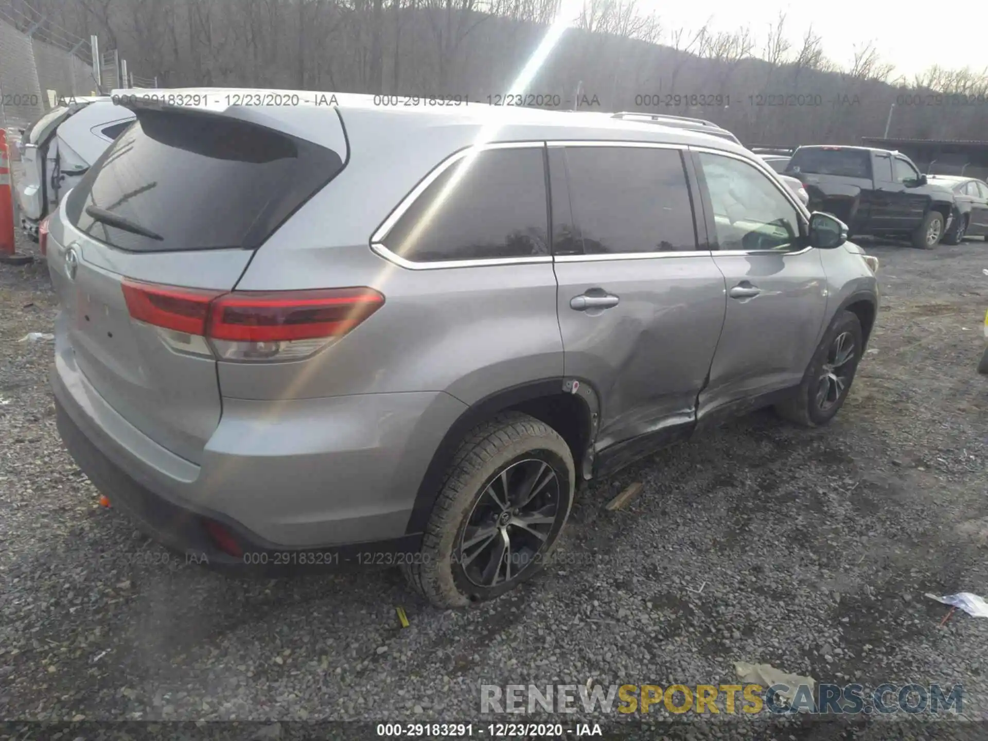 4 Photograph of a damaged car 5TDZZRFH2KS313629 TOYOTA HIGHLANDER 2019