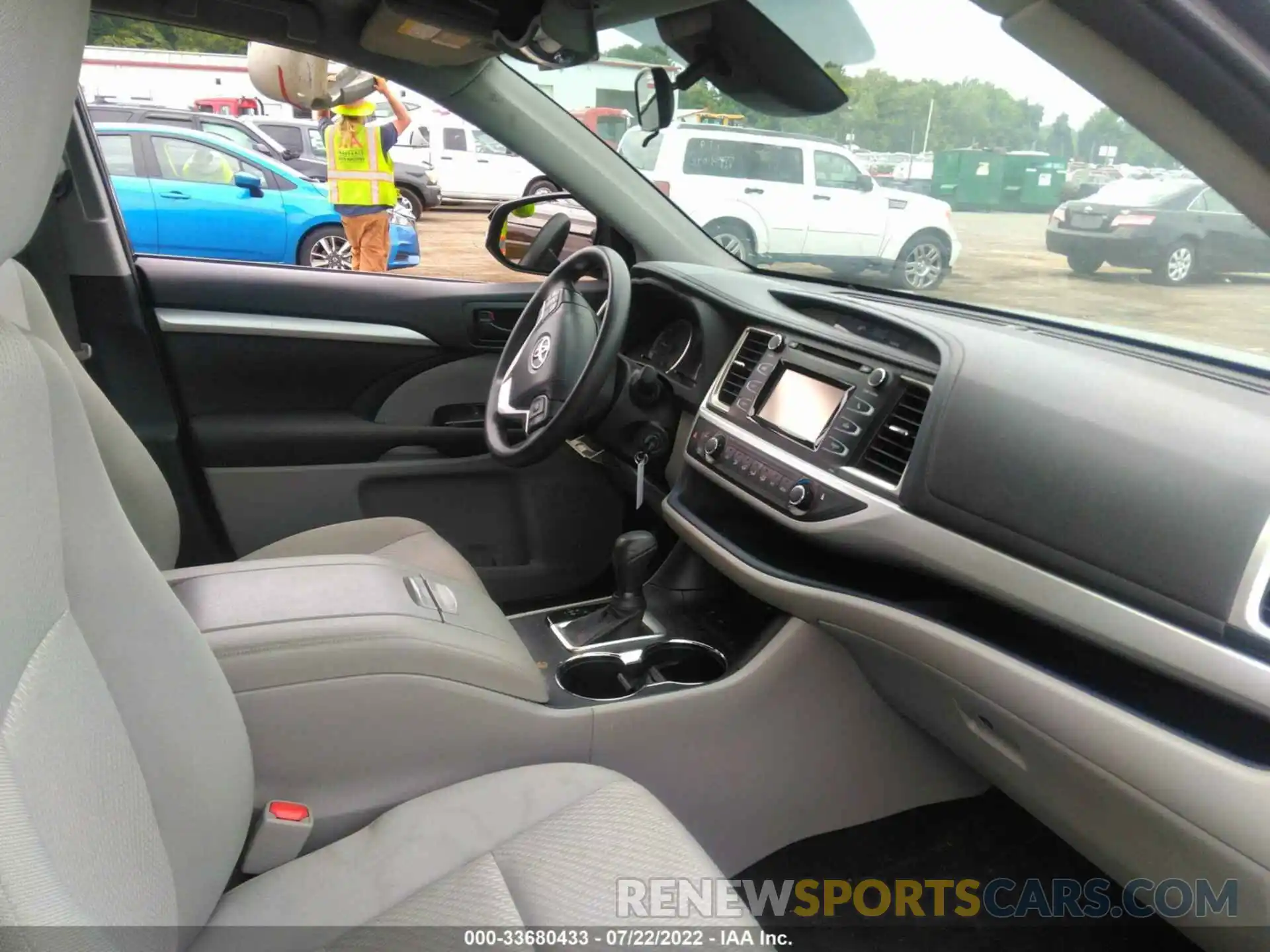 5 Photograph of a damaged car 5TDZZRFH2KS316210 TOYOTA HIGHLANDER 2019