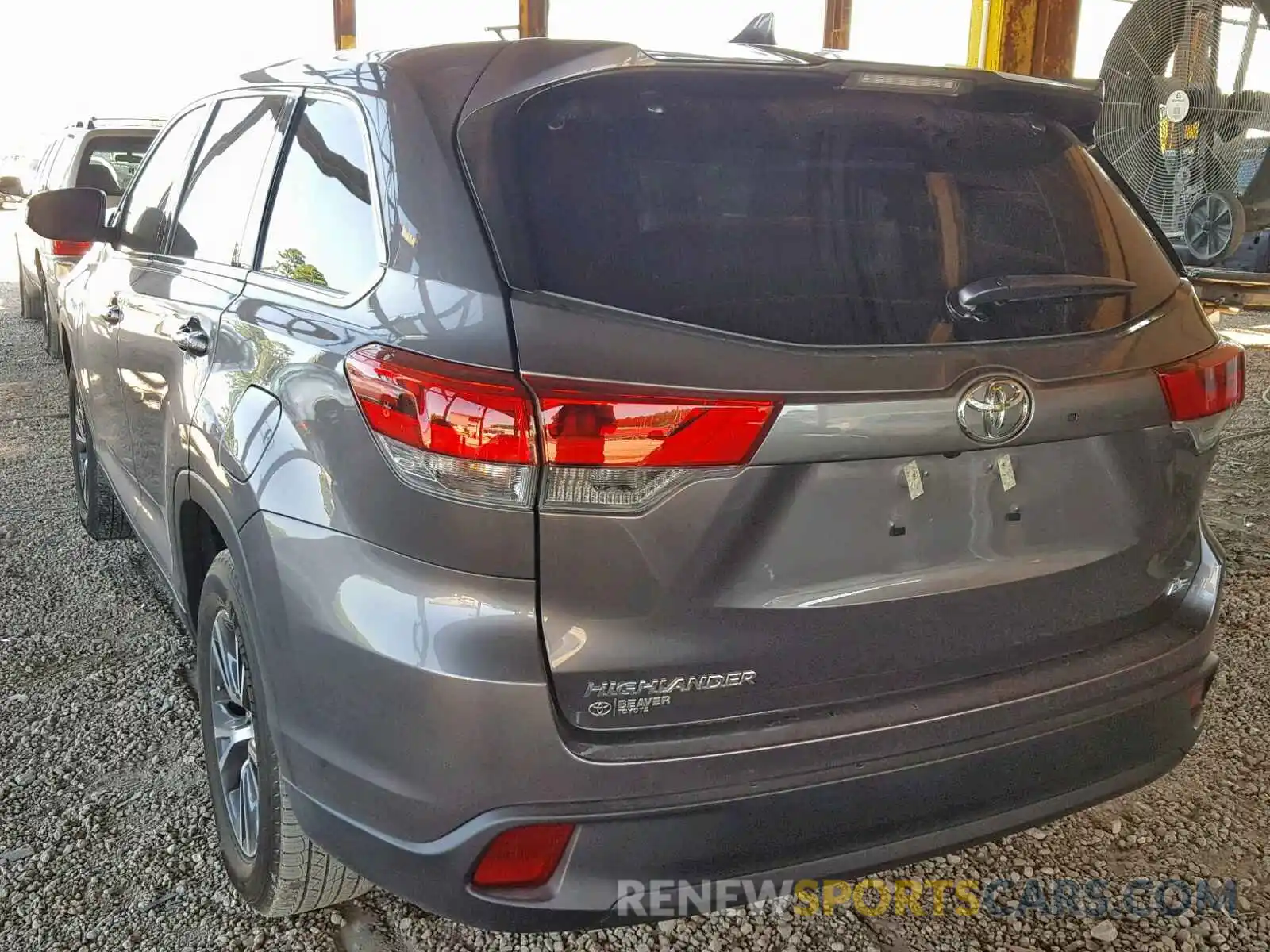 3 Photograph of a damaged car 5TDZZRFH2KS322945 TOYOTA HIGHLANDER 2019