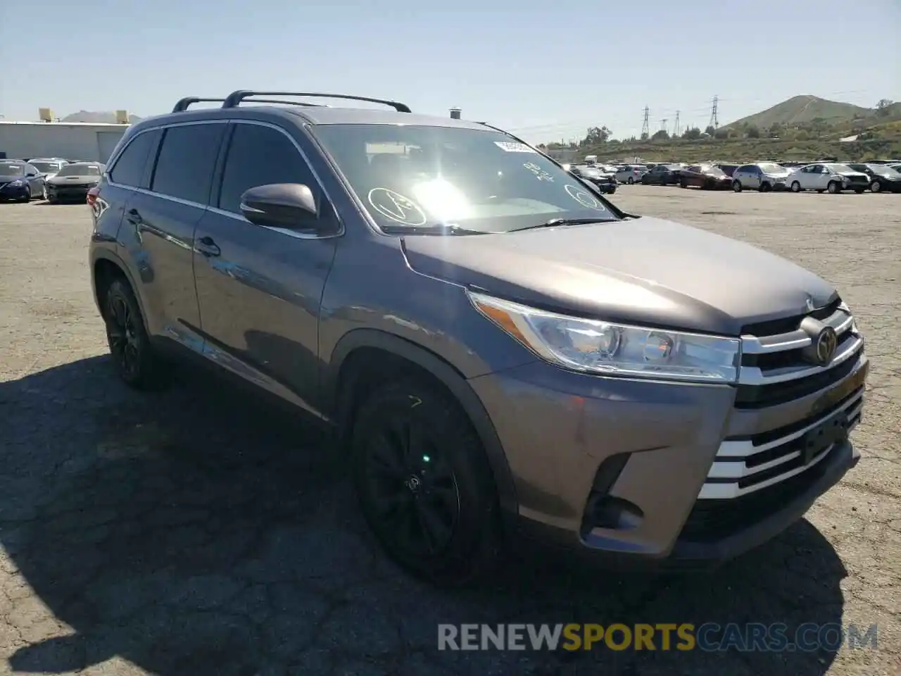 1 Photograph of a damaged car 5TDZZRFH2KS328860 TOYOTA HIGHLANDER 2019