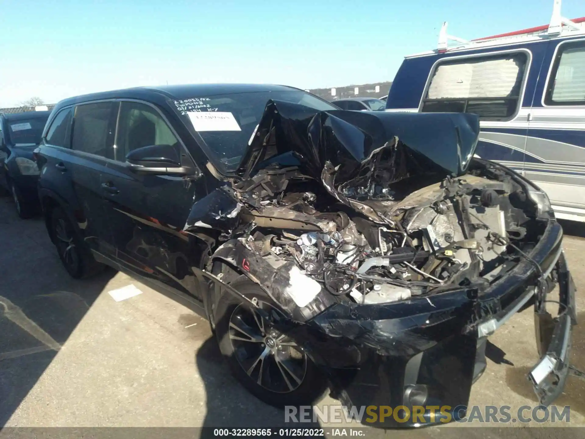 1 Photograph of a damaged car 5TDZZRFH2KS329524 TOYOTA HIGHLANDER 2019