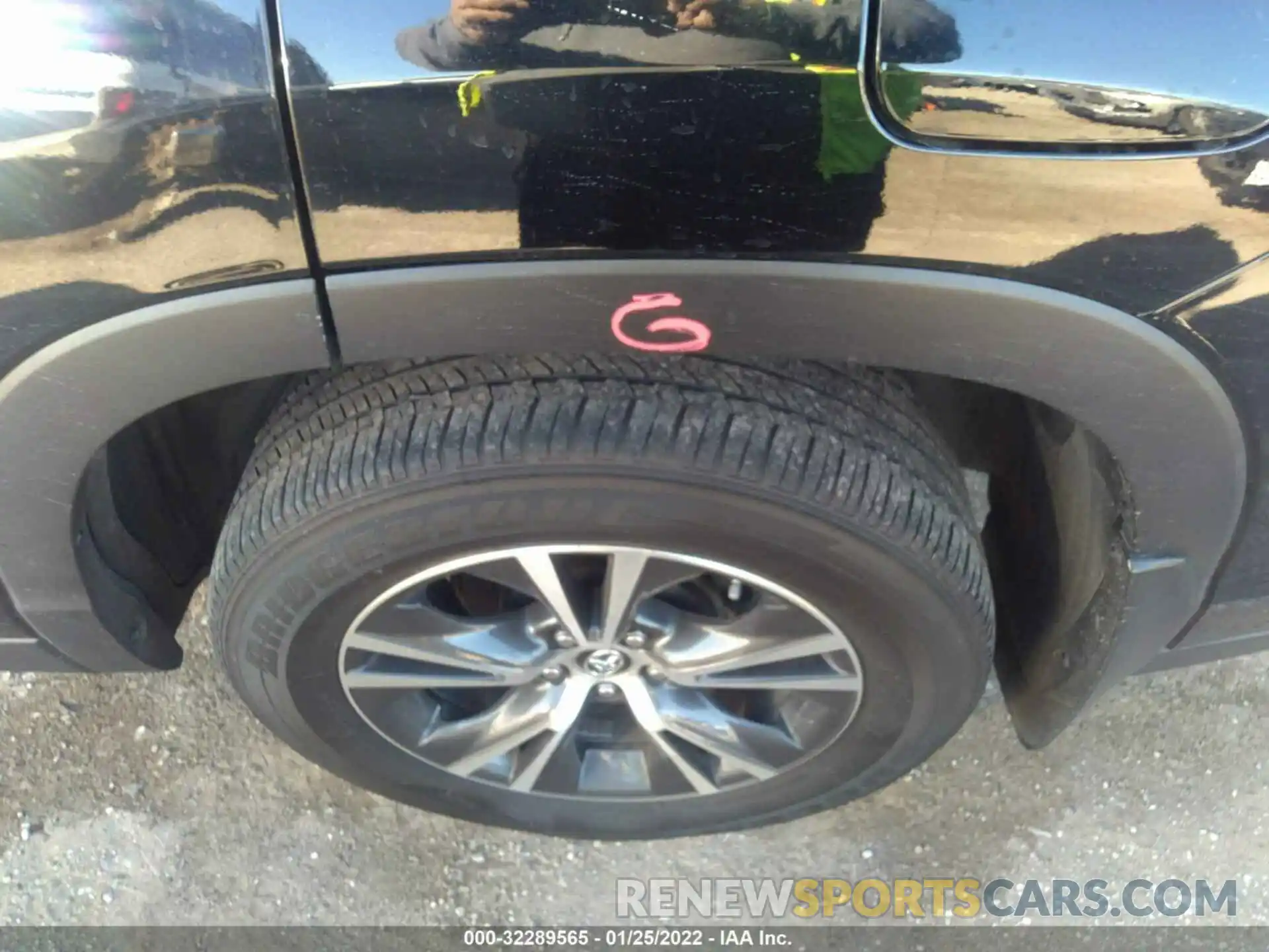 13 Photograph of a damaged car 5TDZZRFH2KS329524 TOYOTA HIGHLANDER 2019