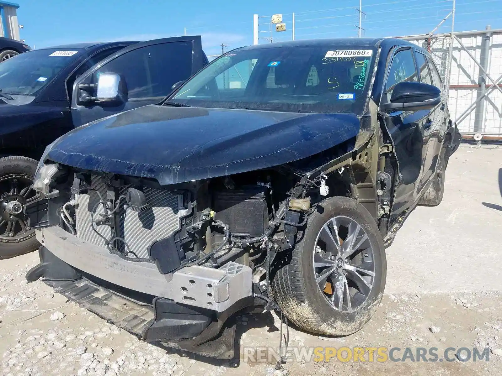 2 Photograph of a damaged car 5TDZZRFH2KS331287 TOYOTA HIGHLANDER 2019