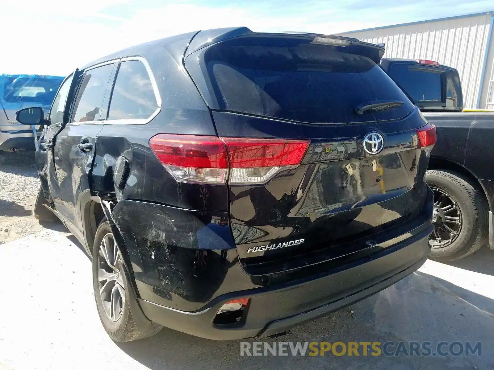 3 Photograph of a damaged car 5TDZZRFH2KS331287 TOYOTA HIGHLANDER 2019