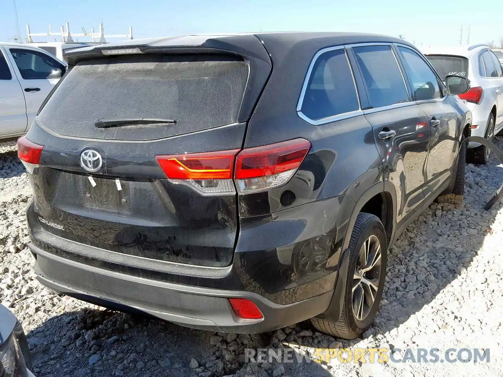 4 Photograph of a damaged car 5TDZZRFH2KS331287 TOYOTA HIGHLANDER 2019