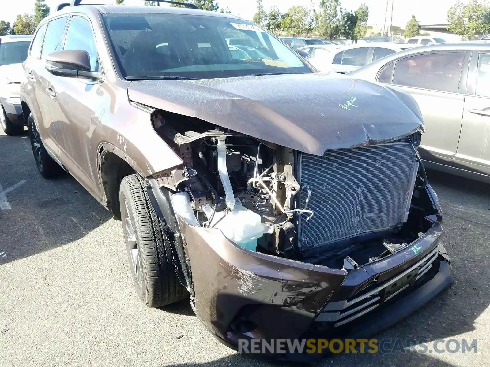 1 Photograph of a damaged car 5TDZZRFH2KS331497 TOYOTA HIGHLANDER 2019