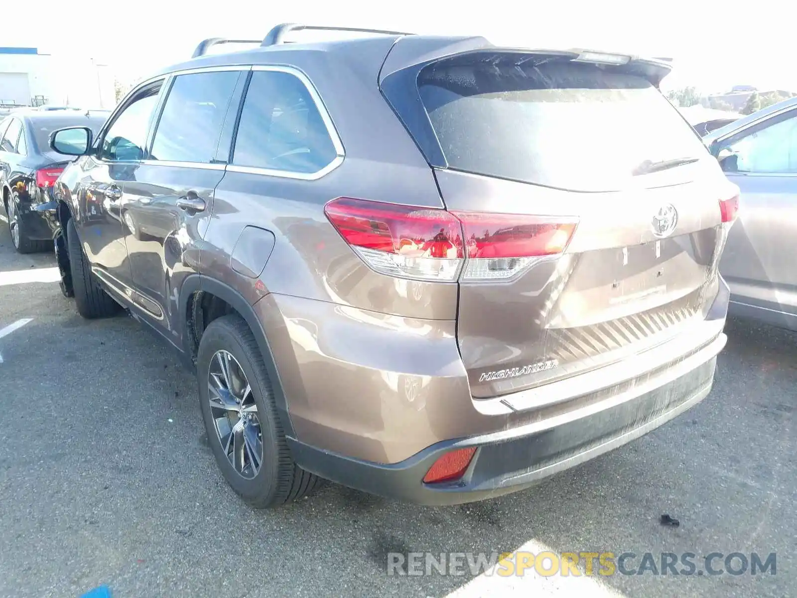 3 Photograph of a damaged car 5TDZZRFH2KS331497 TOYOTA HIGHLANDER 2019