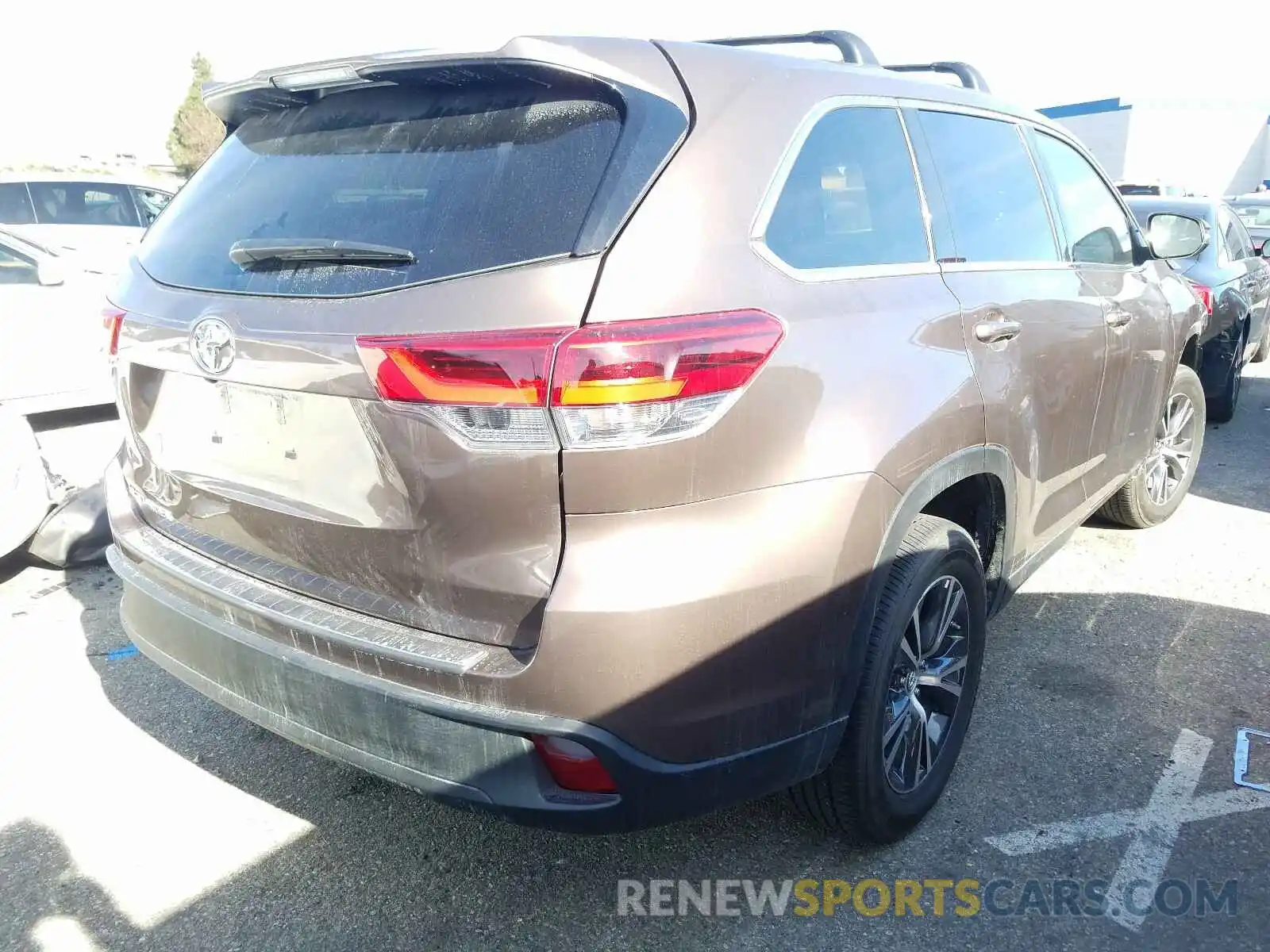 4 Photograph of a damaged car 5TDZZRFH2KS331497 TOYOTA HIGHLANDER 2019