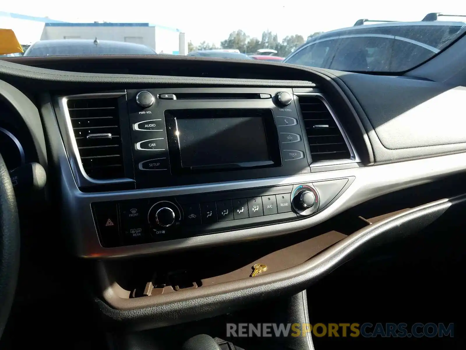 9 Photograph of a damaged car 5TDZZRFH2KS331497 TOYOTA HIGHLANDER 2019