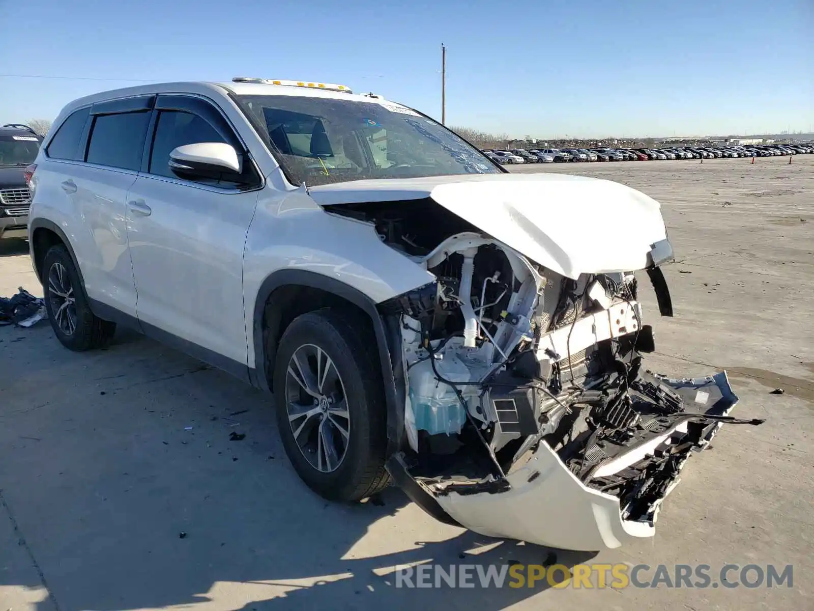 1 Photograph of a damaged car 5TDZZRFH2KS333945 TOYOTA HIGHLANDER 2019