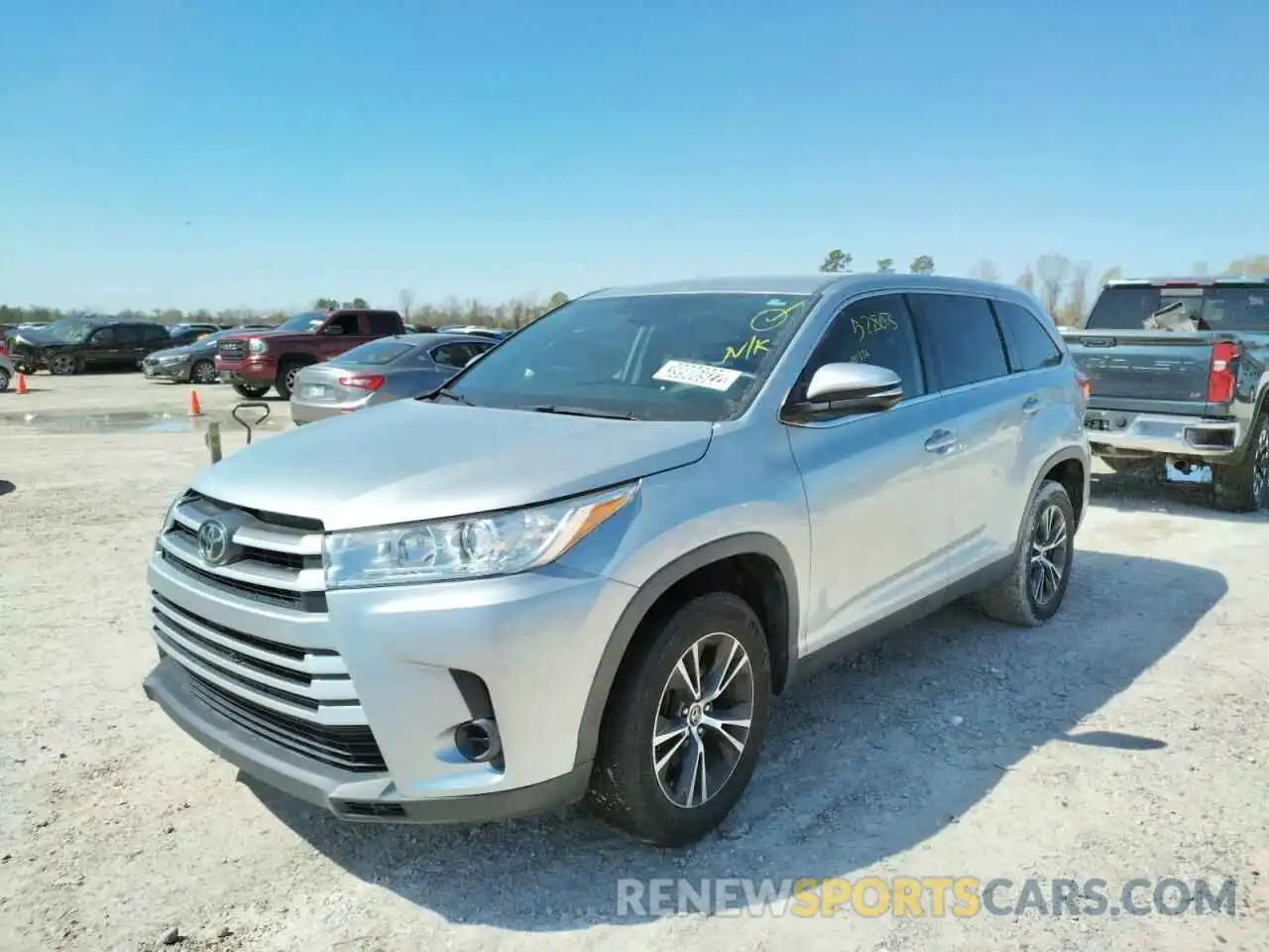 2 Photograph of a damaged car 5TDZZRFH2KS337655 TOYOTA HIGHLANDER 2019