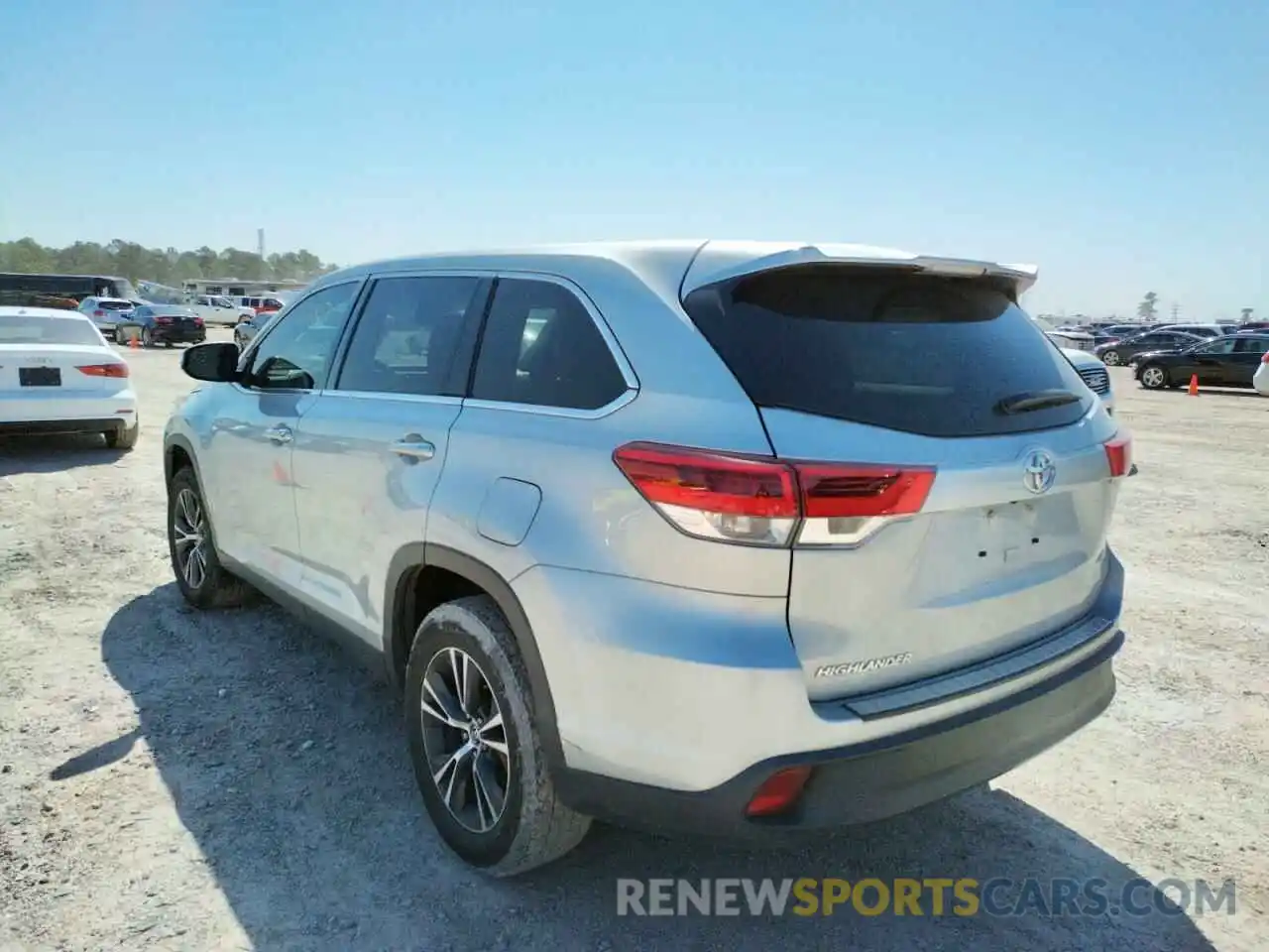 3 Photograph of a damaged car 5TDZZRFH2KS337655 TOYOTA HIGHLANDER 2019