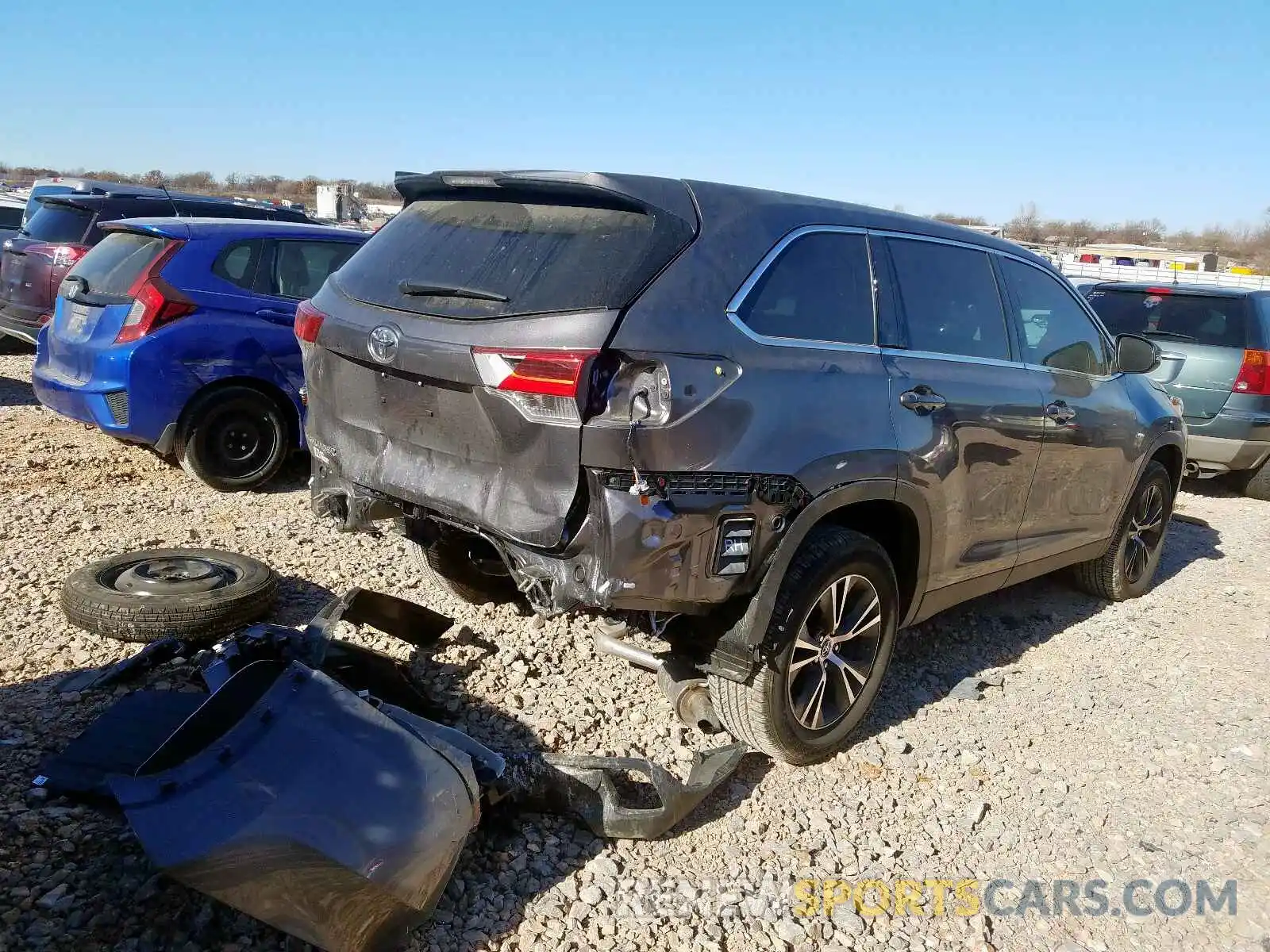 4 Photograph of a damaged car 5TDZZRFH2KS349238 TOYOTA HIGHLANDER 2019