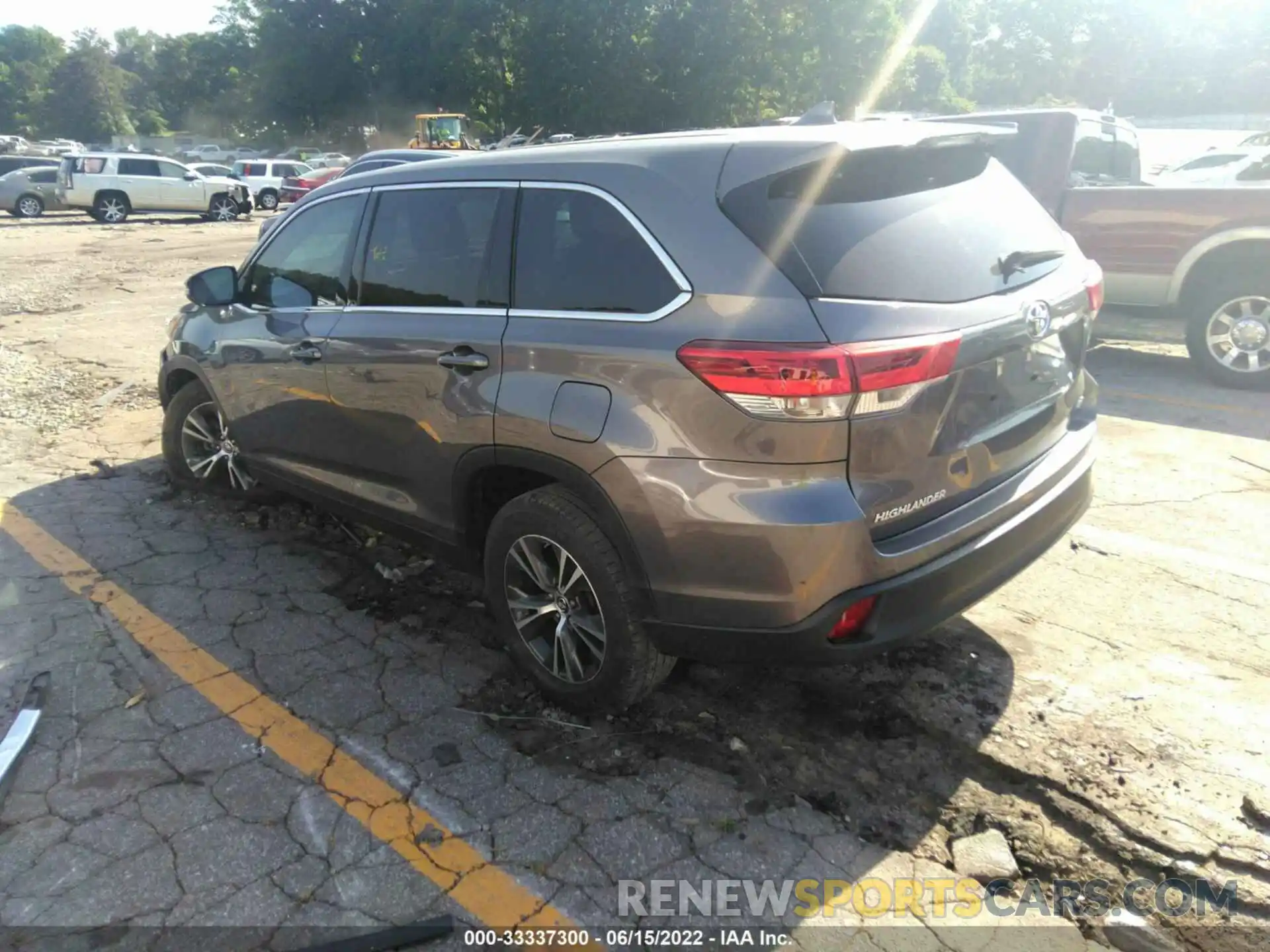 3 Photograph of a damaged car 5TDZZRFH2KS356027 TOYOTA HIGHLANDER 2019