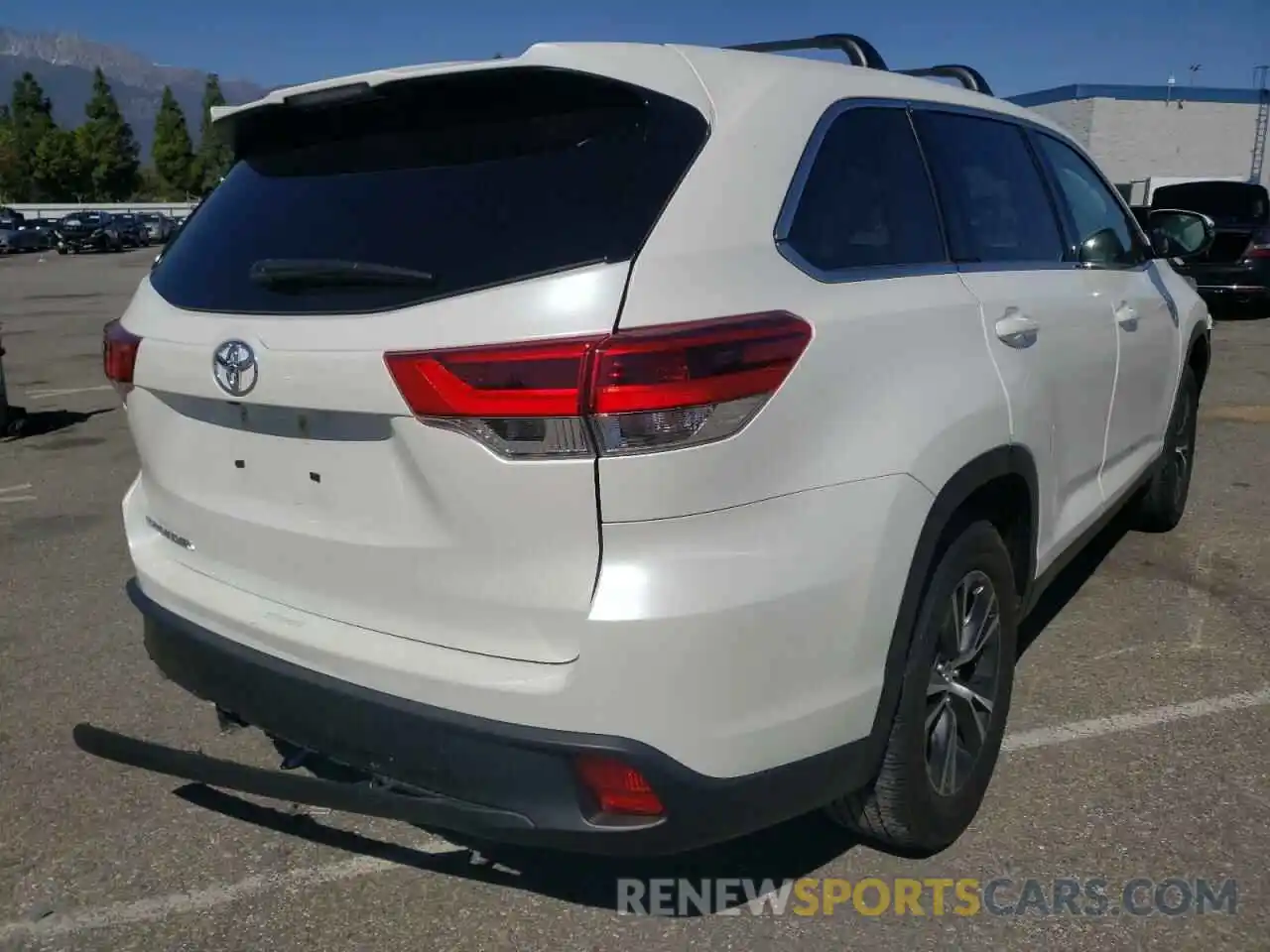 4 Photograph of a damaged car 5TDZZRFH2KS361602 TOYOTA HIGHLANDER 2019