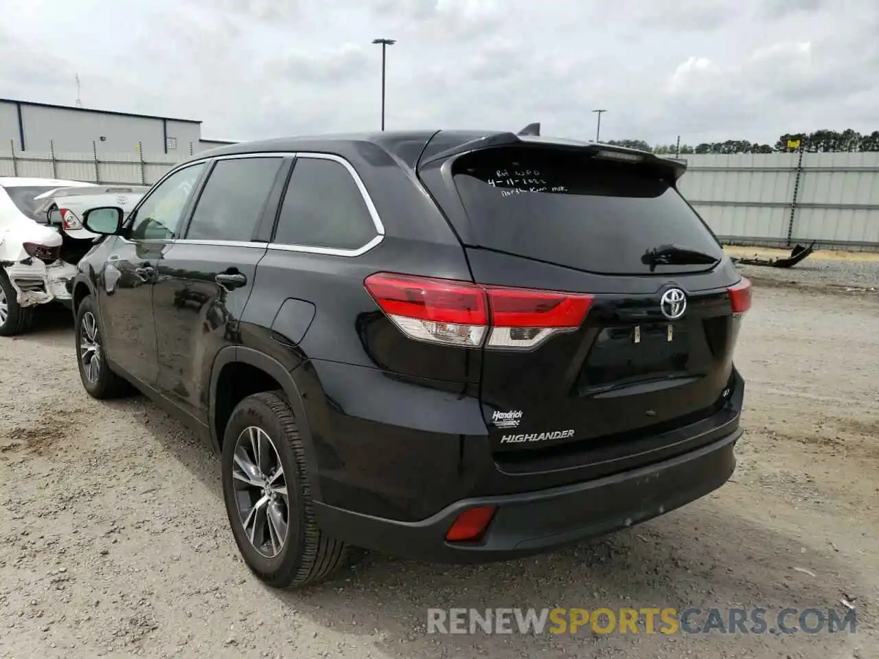 3 Photograph of a damaged car 5TDZZRFH2KS365178 TOYOTA HIGHLANDER 2019