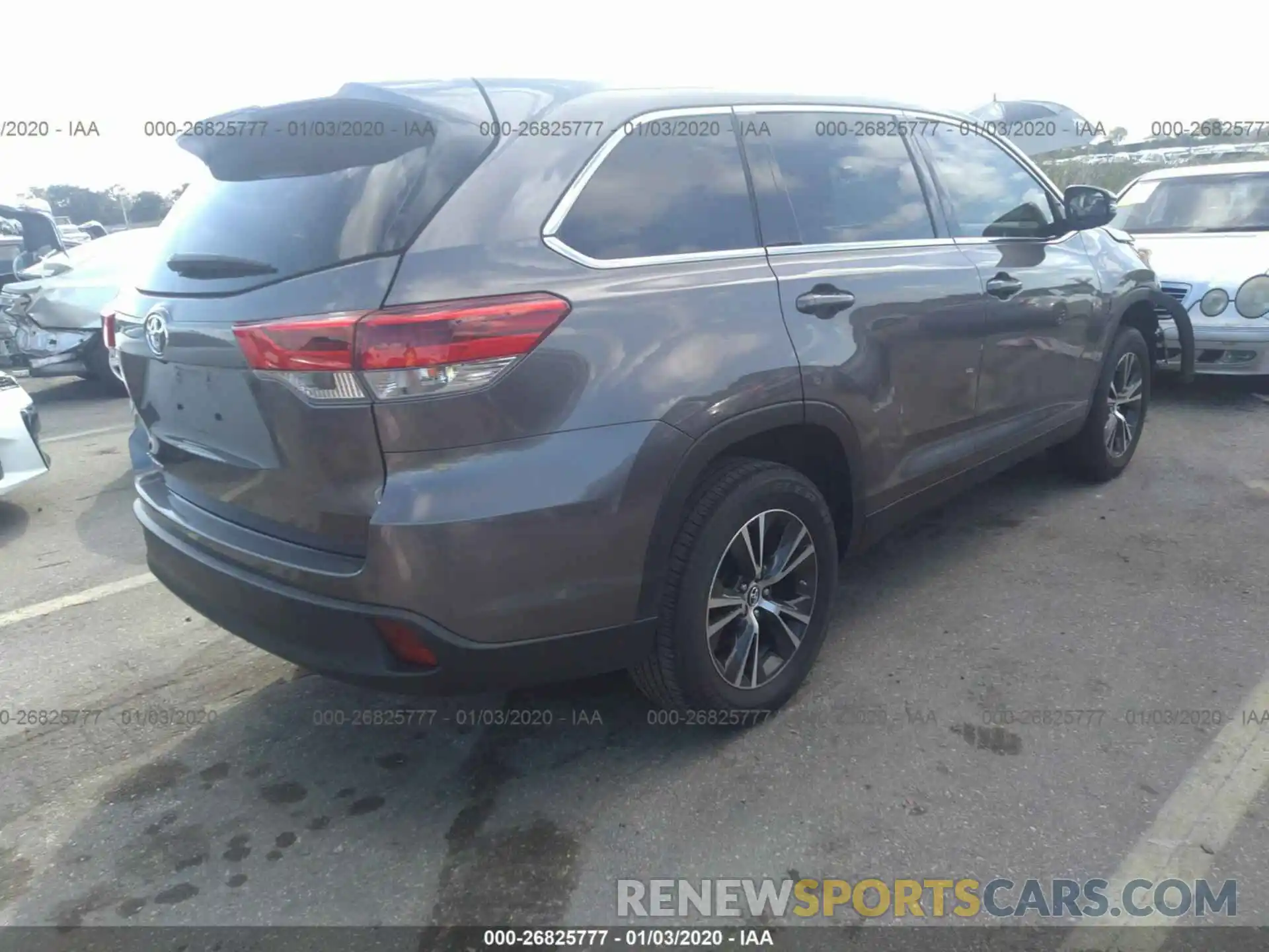 4 Photograph of a damaged car 5TDZZRFH3KS289339 TOYOTA HIGHLANDER 2019