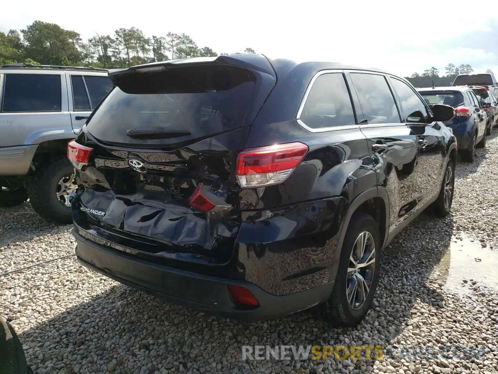 4 Photograph of a damaged car 5TDZZRFH3KS292435 TOYOTA HIGHLANDER 2019