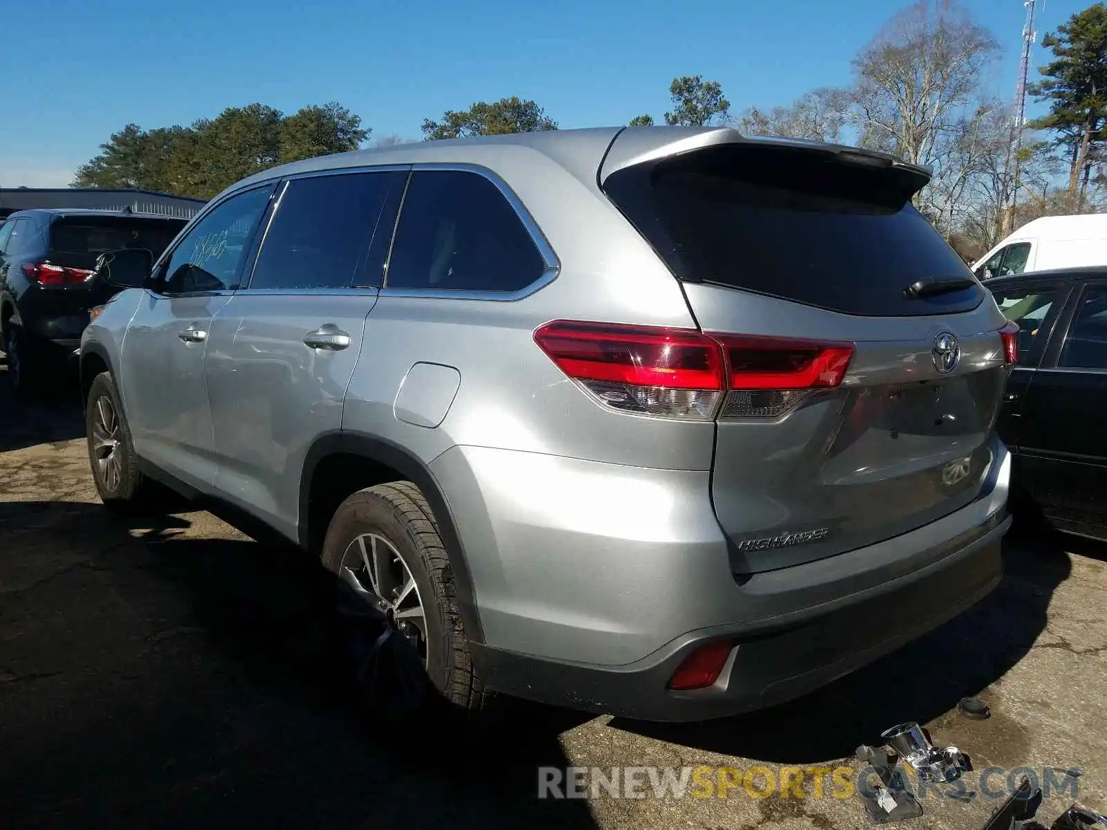 3 Photograph of a damaged car 5TDZZRFH3KS292502 TOYOTA HIGHLANDER 2019