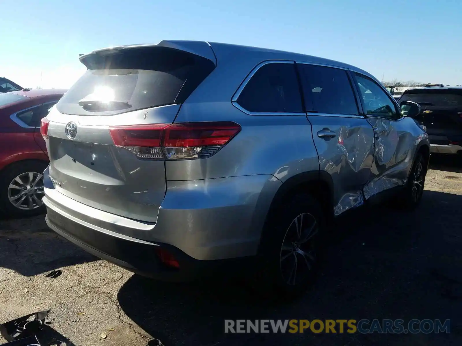 4 Photograph of a damaged car 5TDZZRFH3KS292502 TOYOTA HIGHLANDER 2019