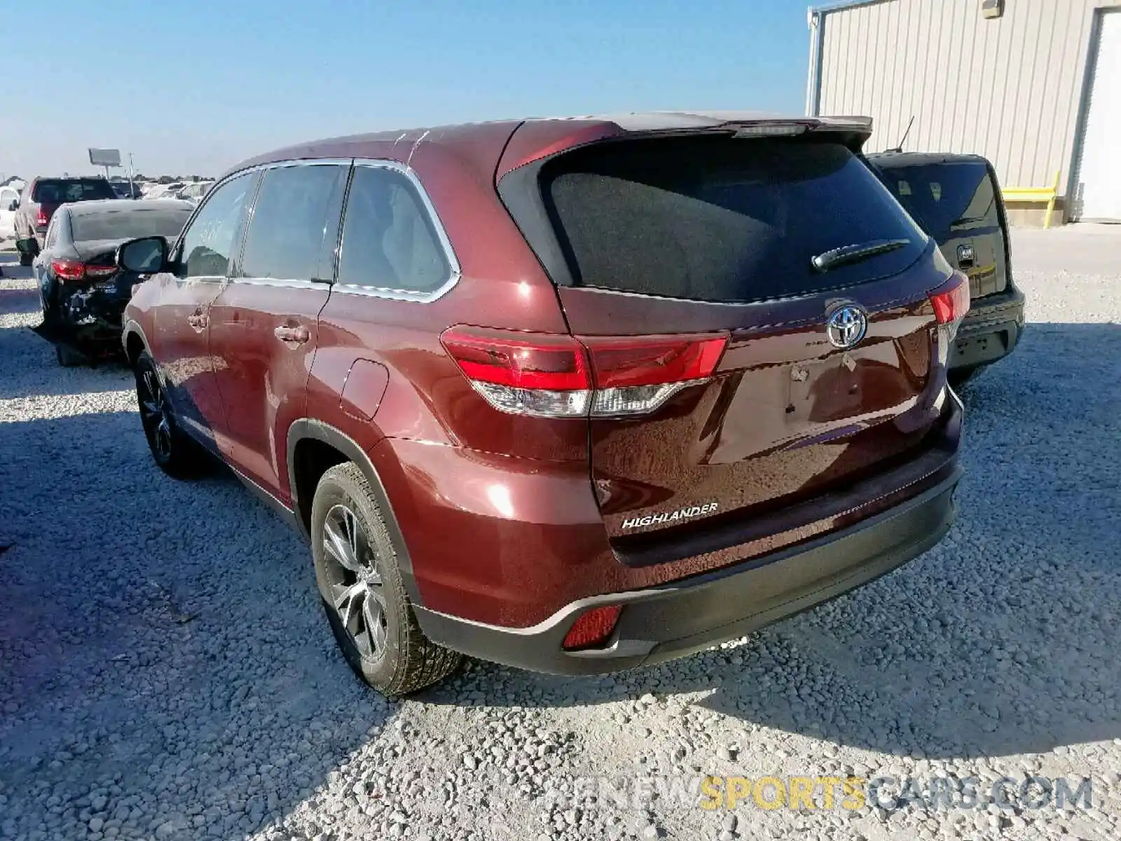 3 Photograph of a damaged car 5TDZZRFH3KS292905 TOYOTA HIGHLANDER 2019