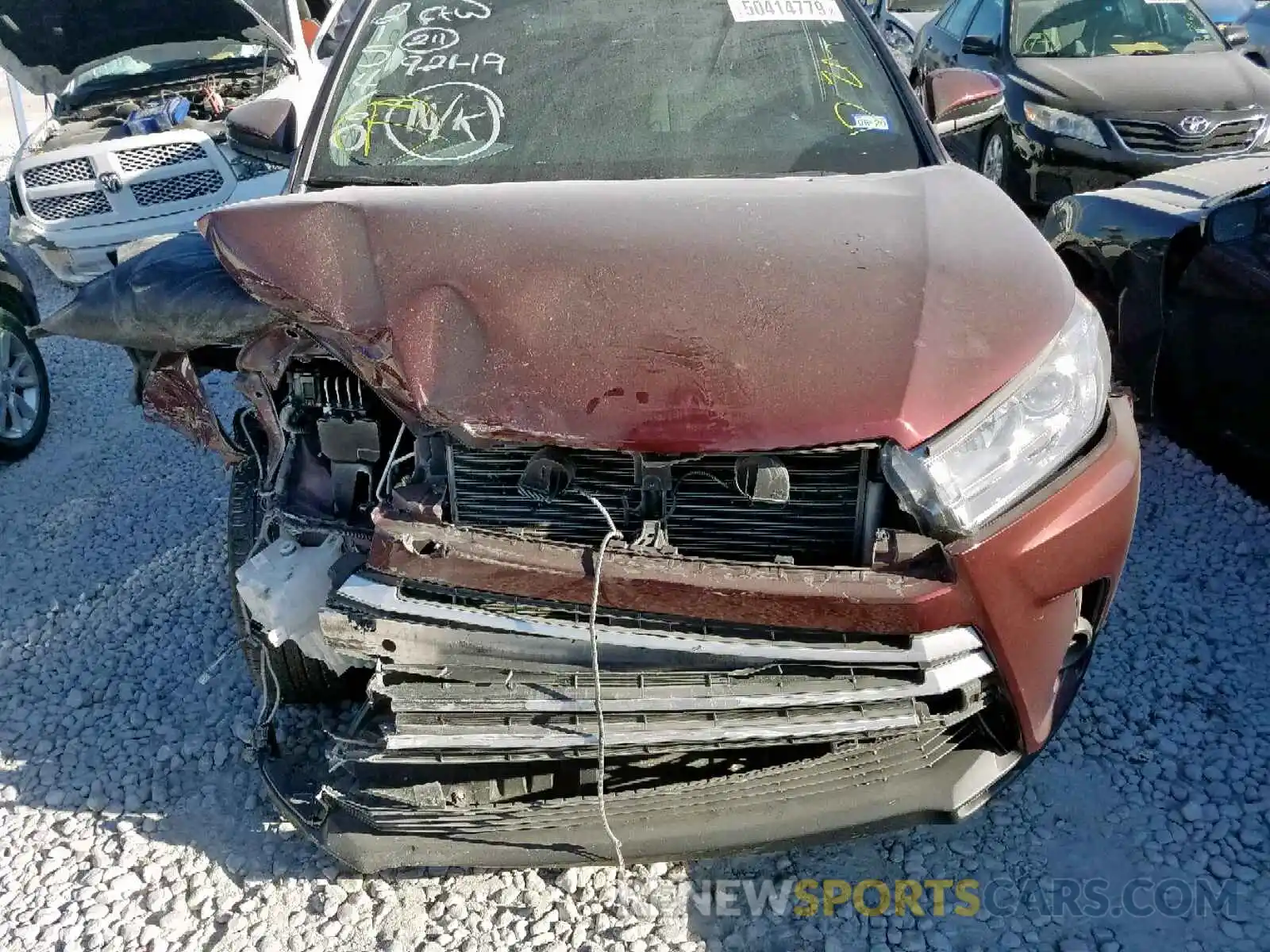 7 Photograph of a damaged car 5TDZZRFH3KS292905 TOYOTA HIGHLANDER 2019