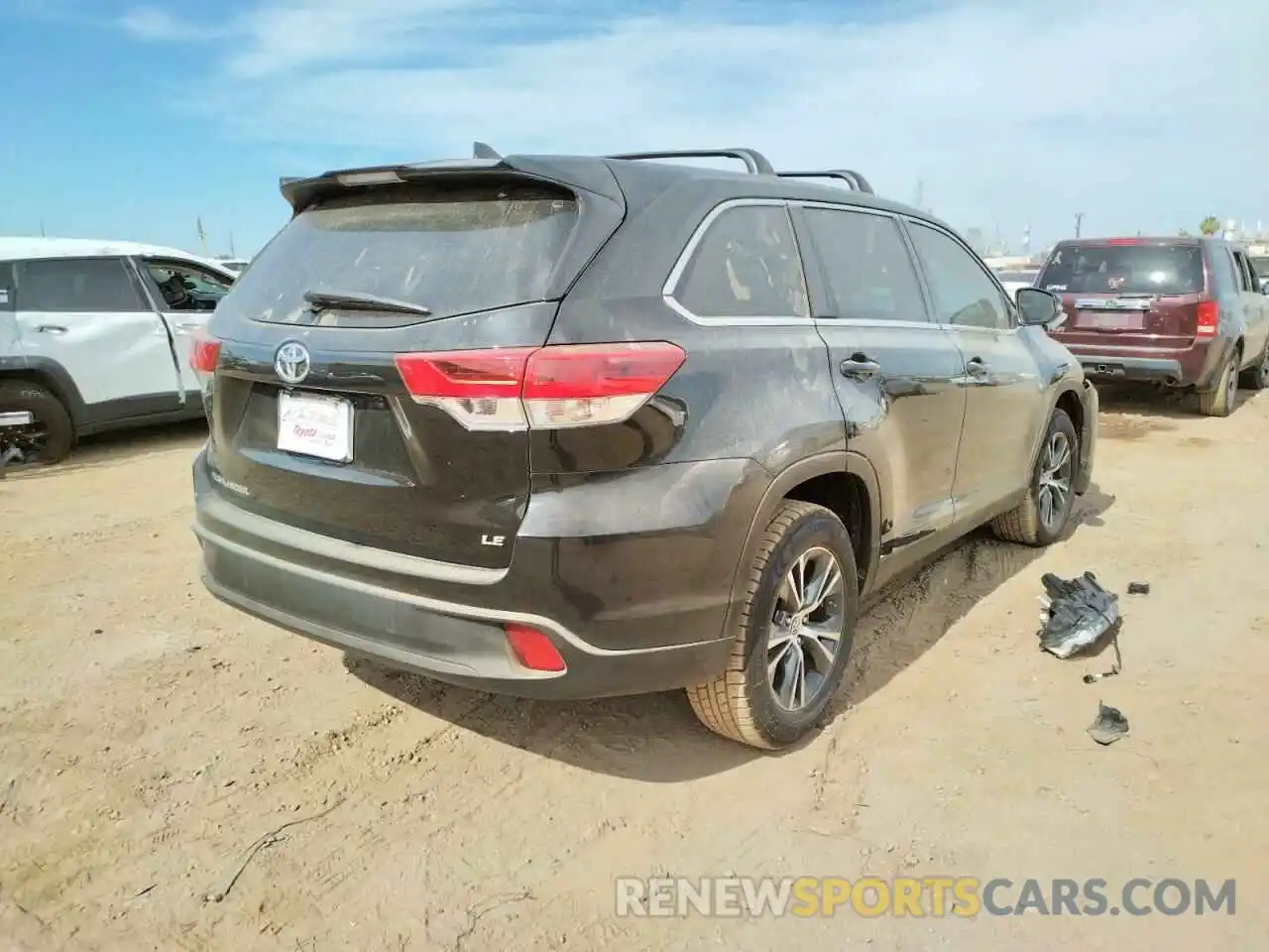 4 Photograph of a damaged car 5TDZZRFH3KS293083 TOYOTA HIGHLANDER 2019