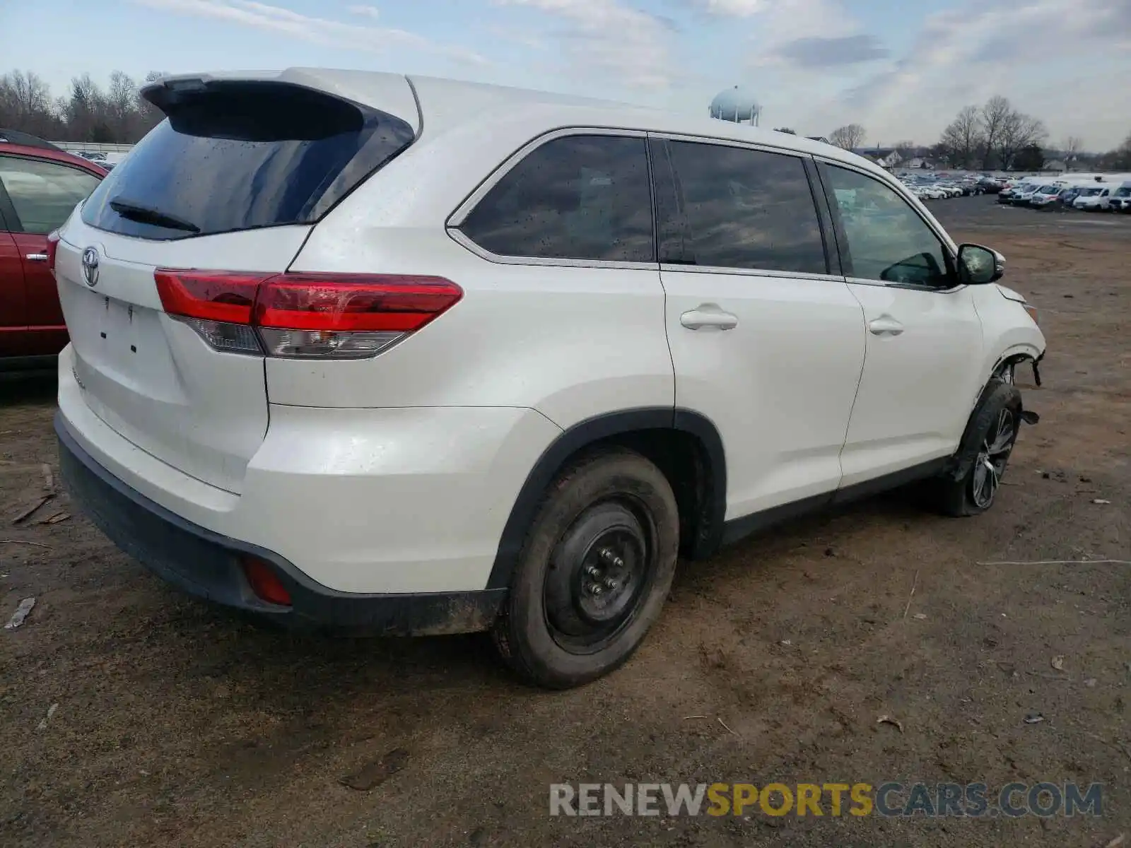 4 Photograph of a damaged car 5TDZZRFH3KS293407 TOYOTA HIGHLANDER 2019