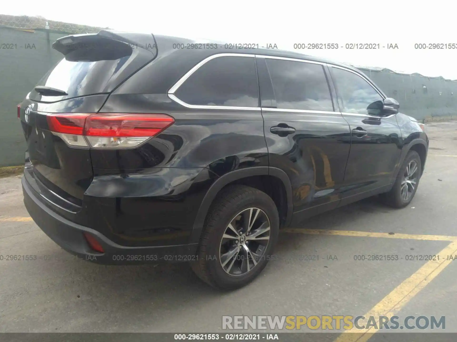 4 Photograph of a damaged car 5TDZZRFH3KS294671 TOYOTA HIGHLANDER 2019