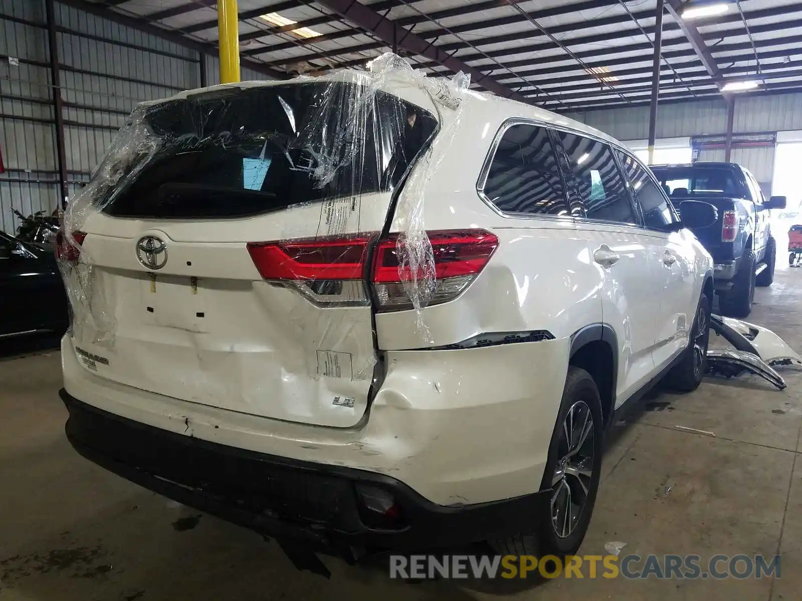 4 Photograph of a damaged car 5TDZZRFH3KS295481 TOYOTA HIGHLANDER 2019