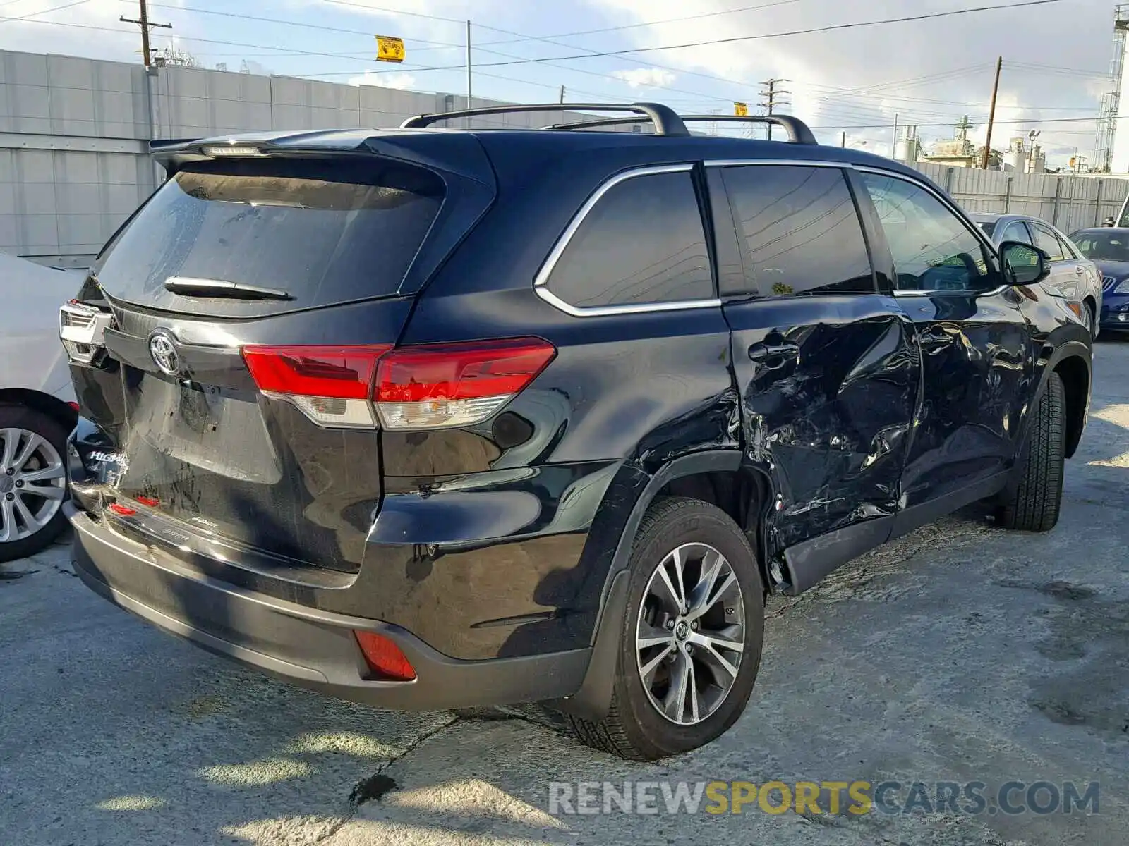 4 Photograph of a damaged car 5TDZZRFH3KS296274 TOYOTA HIGHLANDER 2019