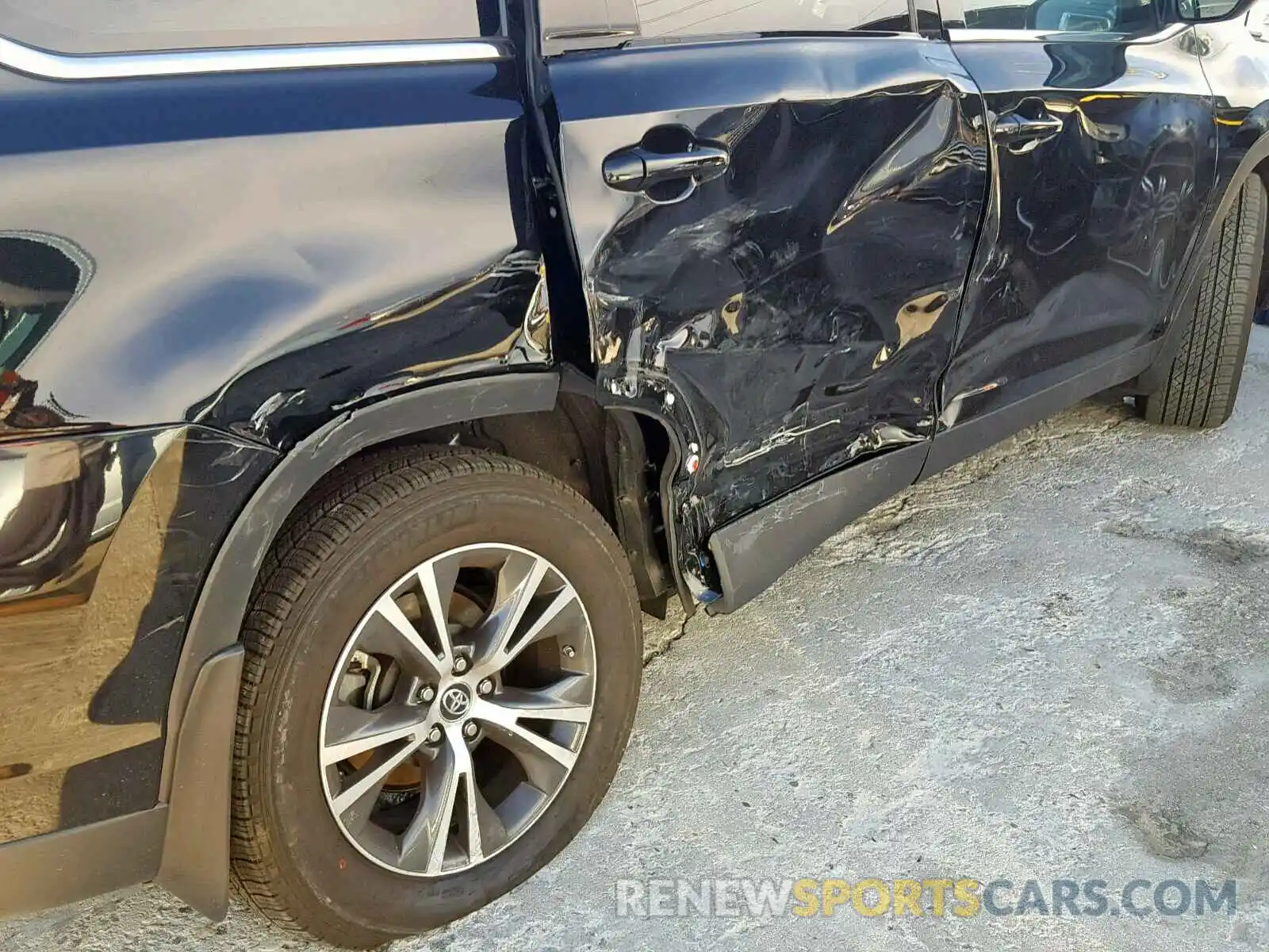 9 Photograph of a damaged car 5TDZZRFH3KS296274 TOYOTA HIGHLANDER 2019