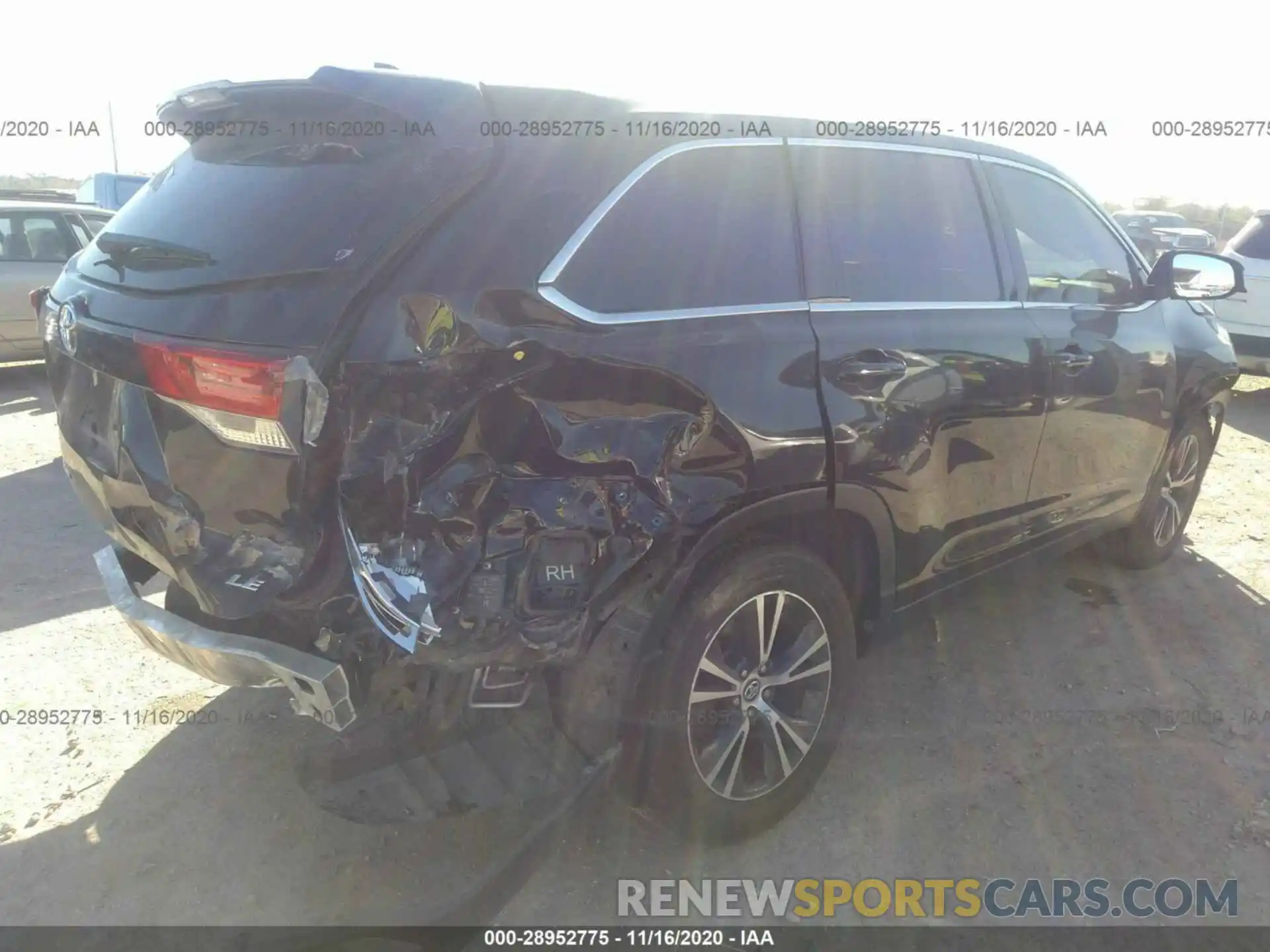 4 Photograph of a damaged car 5TDZZRFH3KS297358 TOYOTA HIGHLANDER 2019