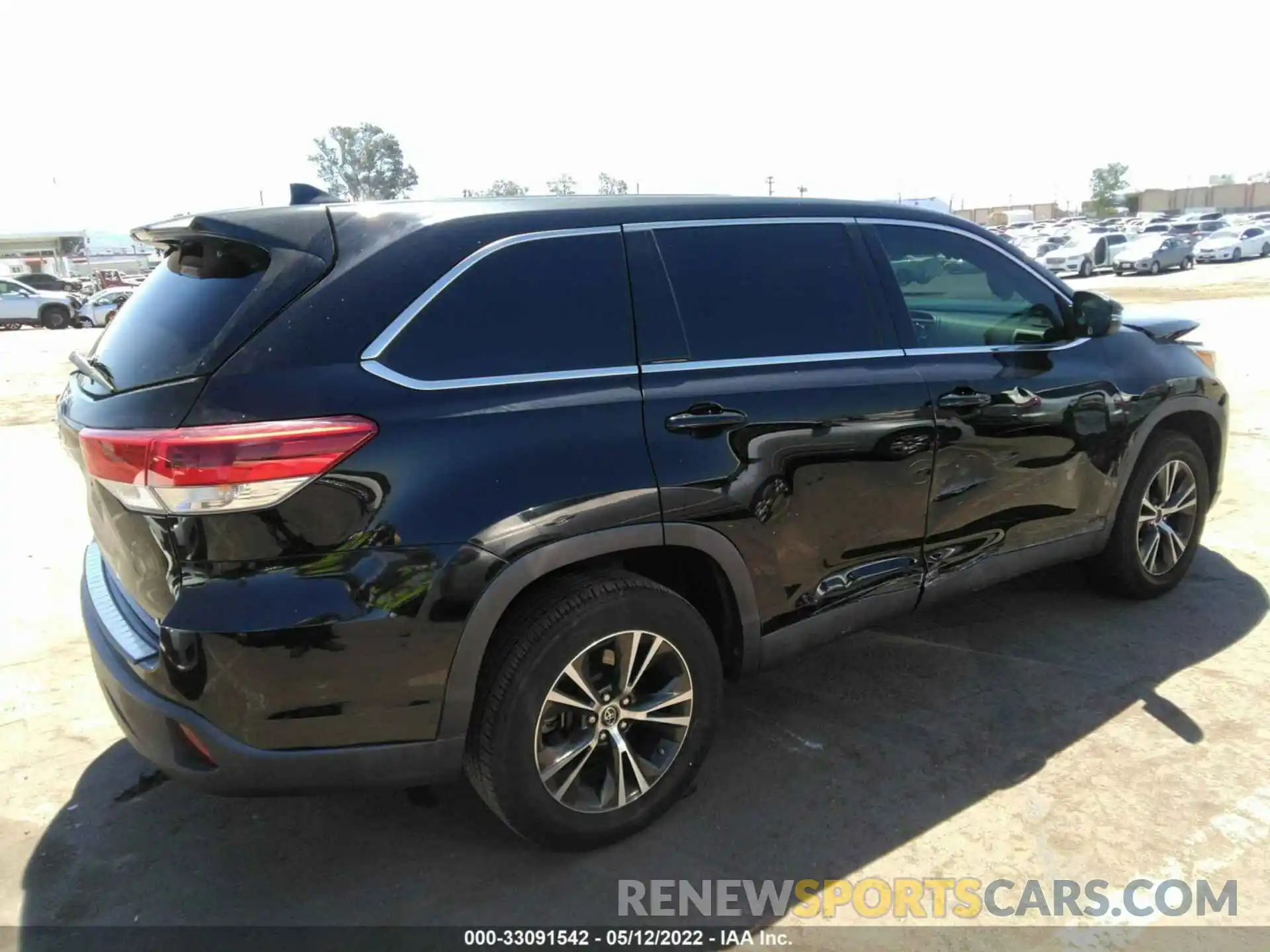 4 Photograph of a damaged car 5TDZZRFH3KS300923 TOYOTA HIGHLANDER 2019