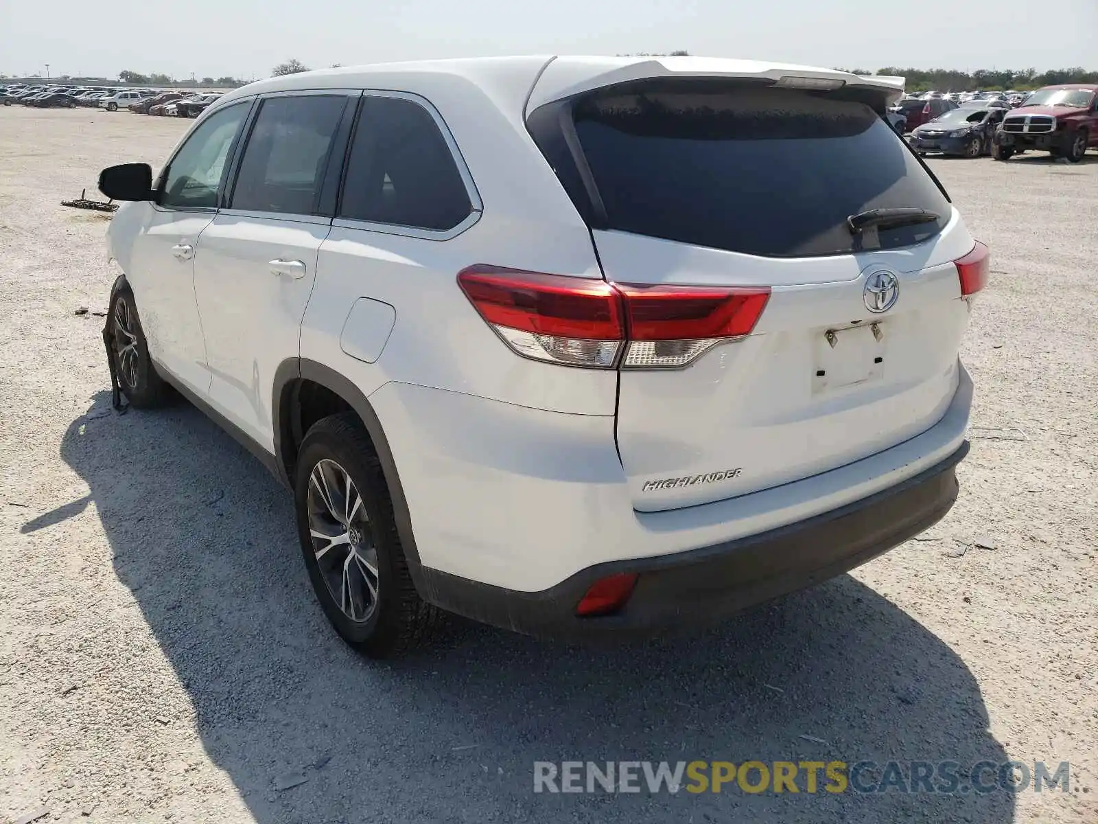 3 Photograph of a damaged car 5TDZZRFH3KS302946 TOYOTA HIGHLANDER 2019