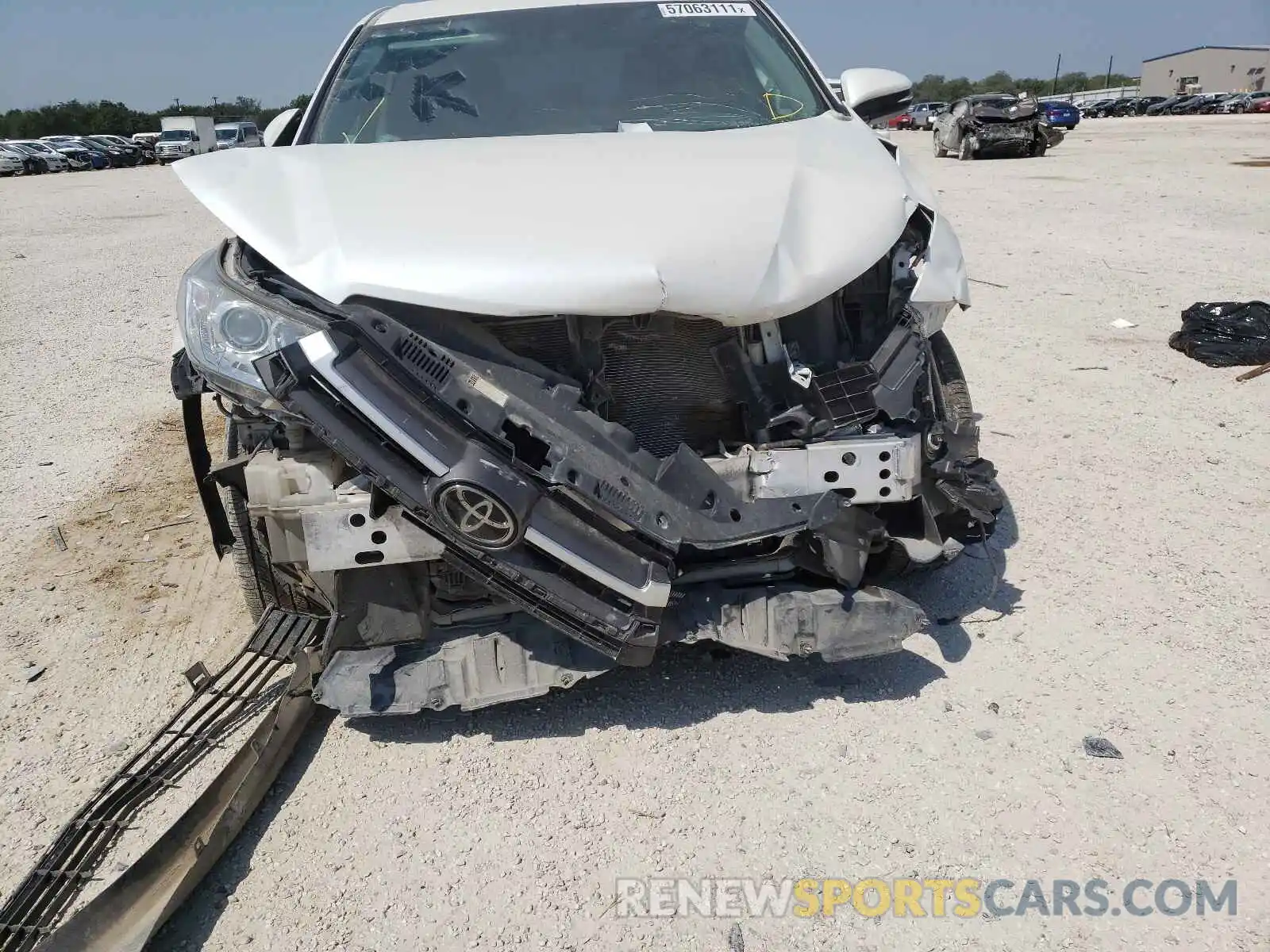 9 Photograph of a damaged car 5TDZZRFH3KS302946 TOYOTA HIGHLANDER 2019