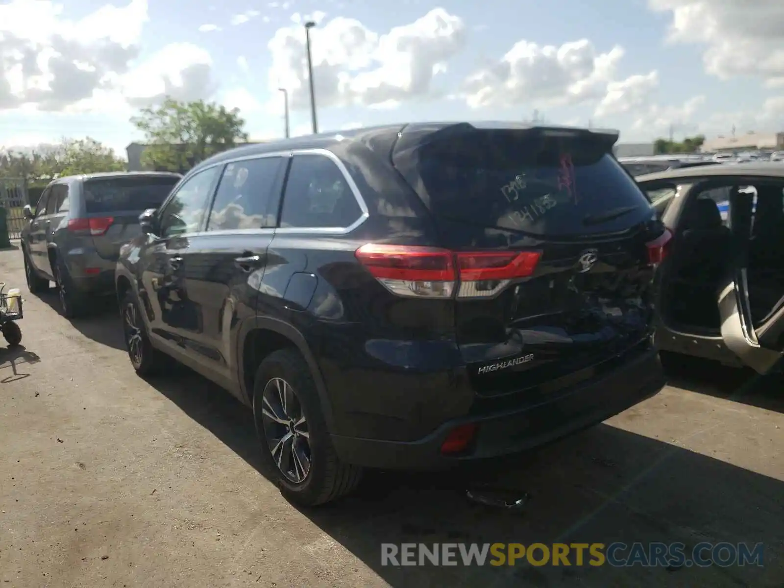 3 Photograph of a damaged car 5TDZZRFH3KS304065 TOYOTA HIGHLANDER 2019