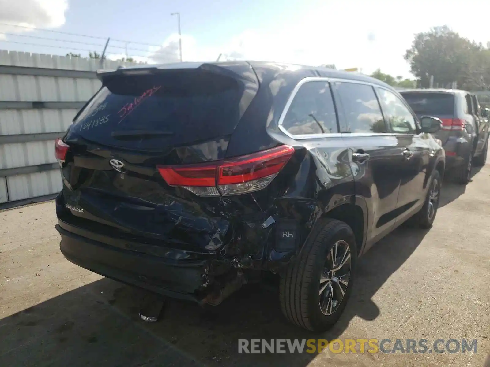 4 Photograph of a damaged car 5TDZZRFH3KS304065 TOYOTA HIGHLANDER 2019