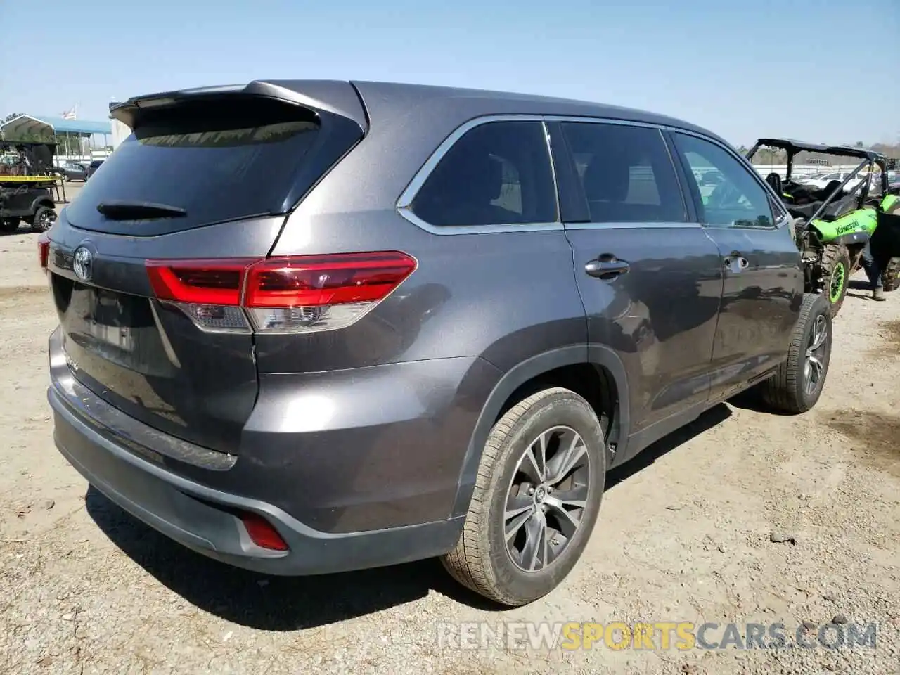 4 Photograph of a damaged car 5TDZZRFH3KS321366 TOYOTA HIGHLANDER 2019