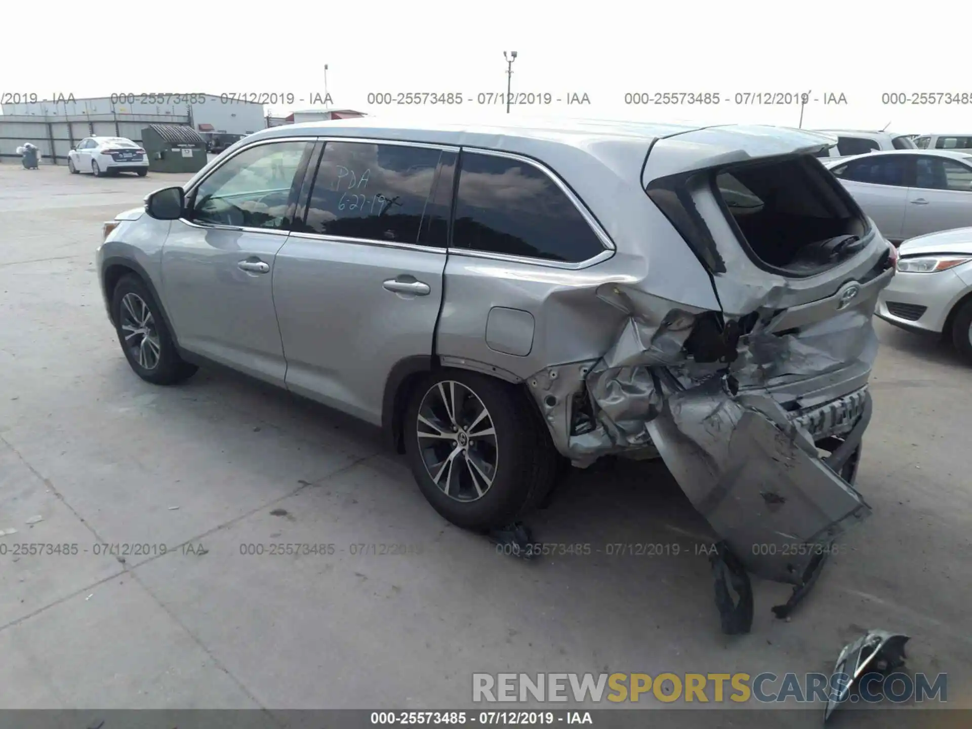 3 Photograph of a damaged car 5TDZZRFH3KS325644 TOYOTA HIGHLANDER 2019