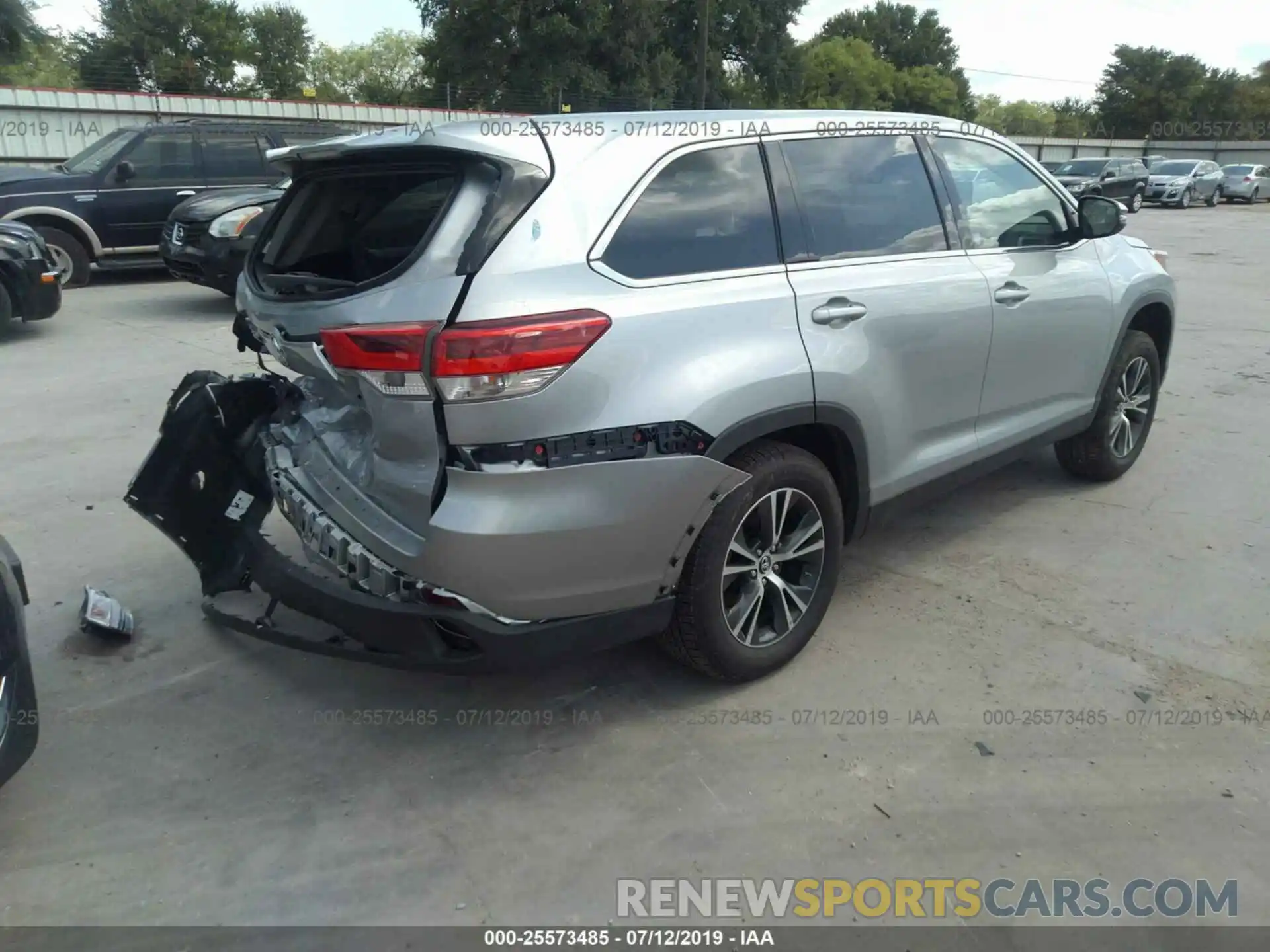 4 Photograph of a damaged car 5TDZZRFH3KS325644 TOYOTA HIGHLANDER 2019