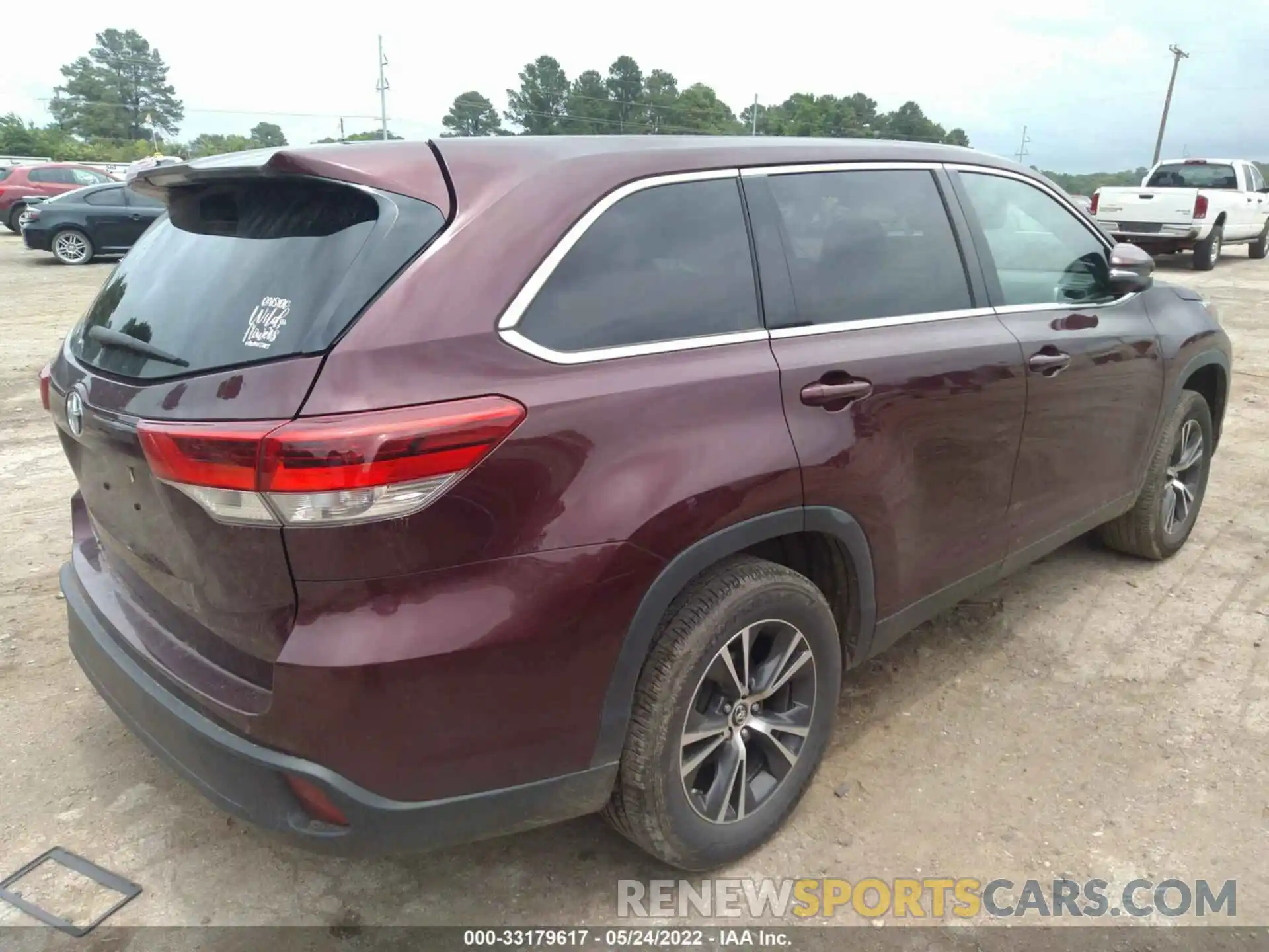 4 Photograph of a damaged car 5TDZZRFH3KS327944 TOYOTA HIGHLANDER 2019