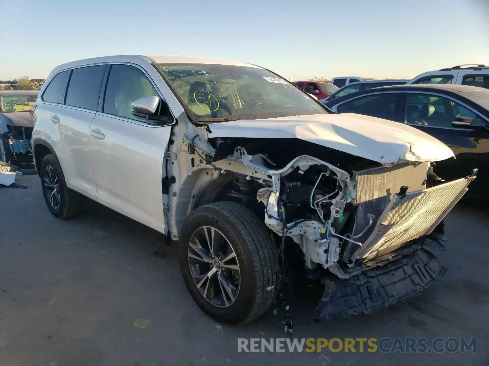 1 Photograph of a damaged car 5TDZZRFH3KS332030 TOYOTA HIGHLANDER 2019