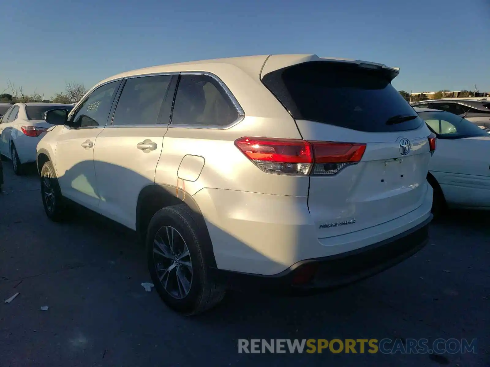 3 Photograph of a damaged car 5TDZZRFH3KS332030 TOYOTA HIGHLANDER 2019