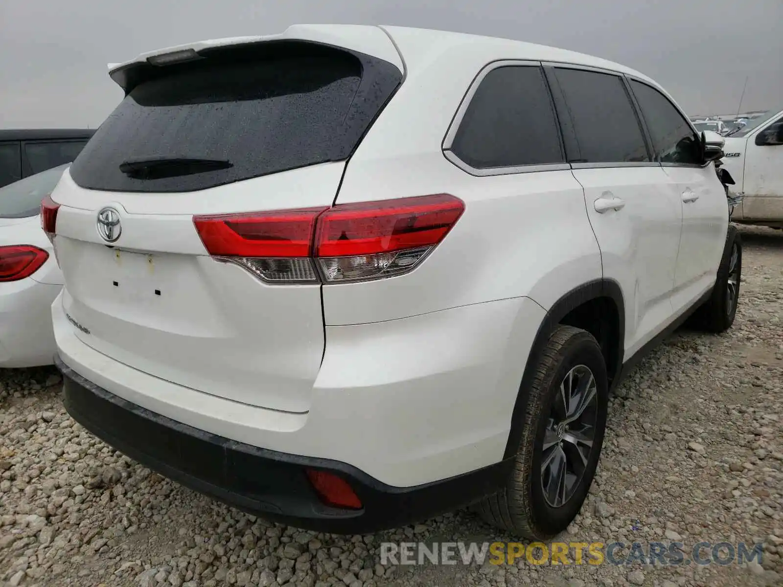 4 Photograph of a damaged car 5TDZZRFH3KS332030 TOYOTA HIGHLANDER 2019