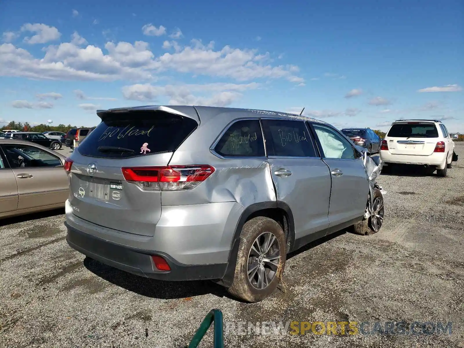 4 Photograph of a damaged car 5TDZZRFH3KS332934 TOYOTA HIGHLANDER 2019