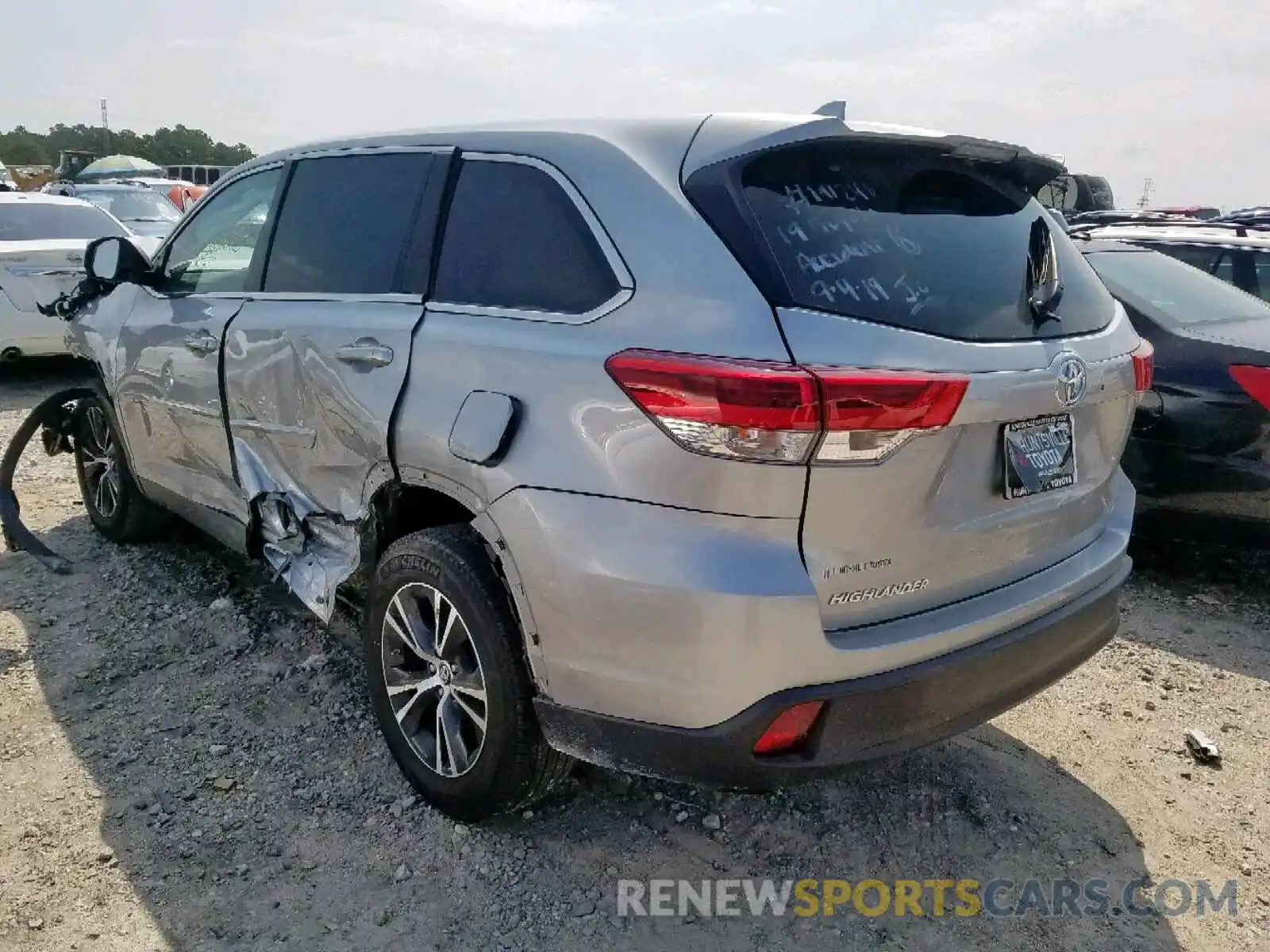 3 Photograph of a damaged car 5TDZZRFH3KS333744 TOYOTA HIGHLANDER 2019