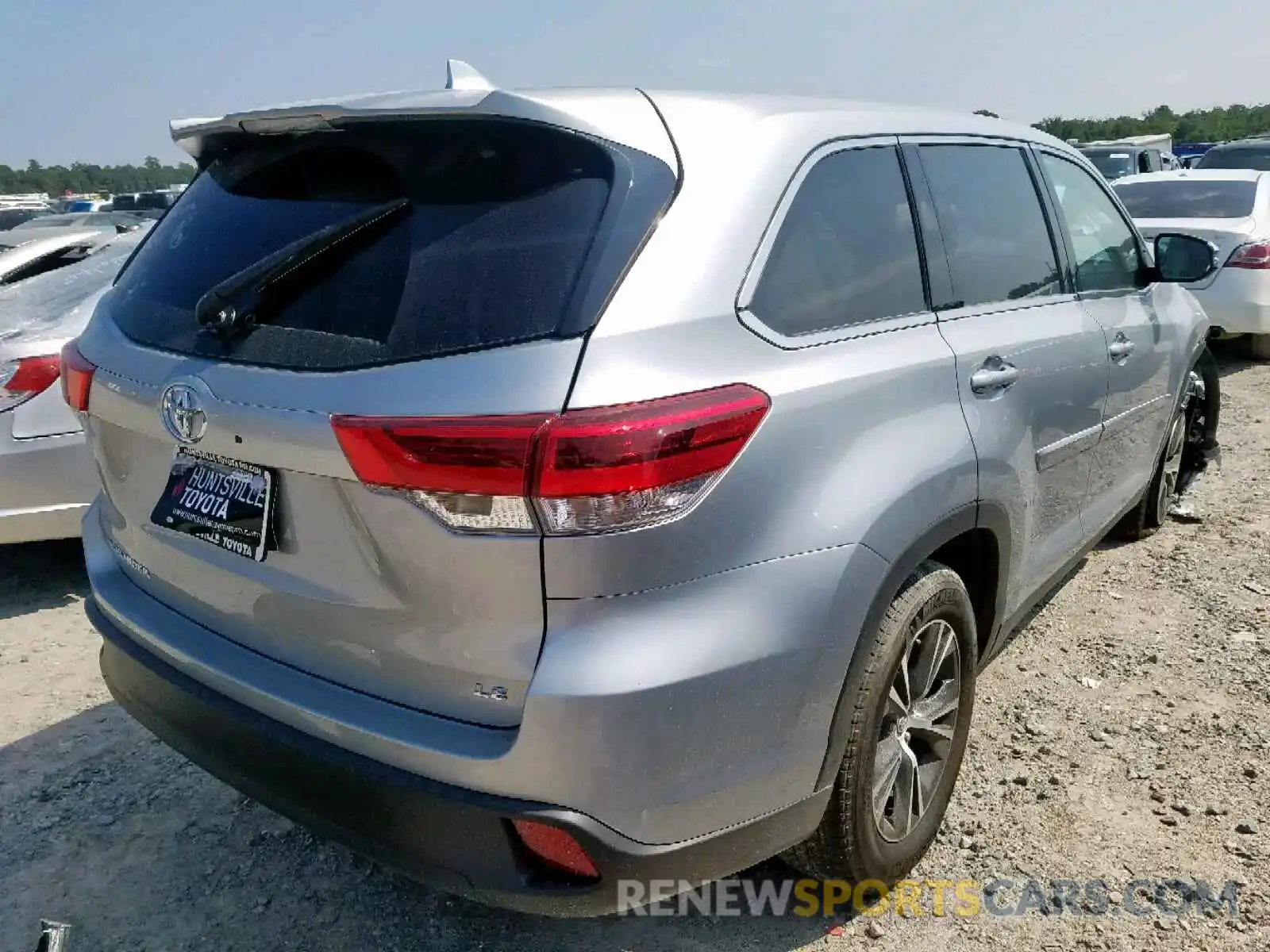 4 Photograph of a damaged car 5TDZZRFH3KS333744 TOYOTA HIGHLANDER 2019