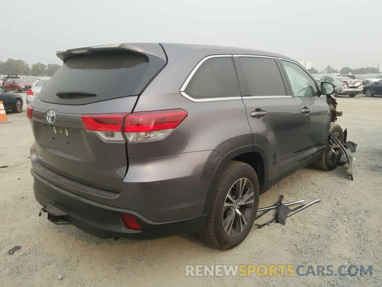 4 Photograph of a damaged car 5TDZZRFH3KS334683 TOYOTA HIGHLANDER 2019