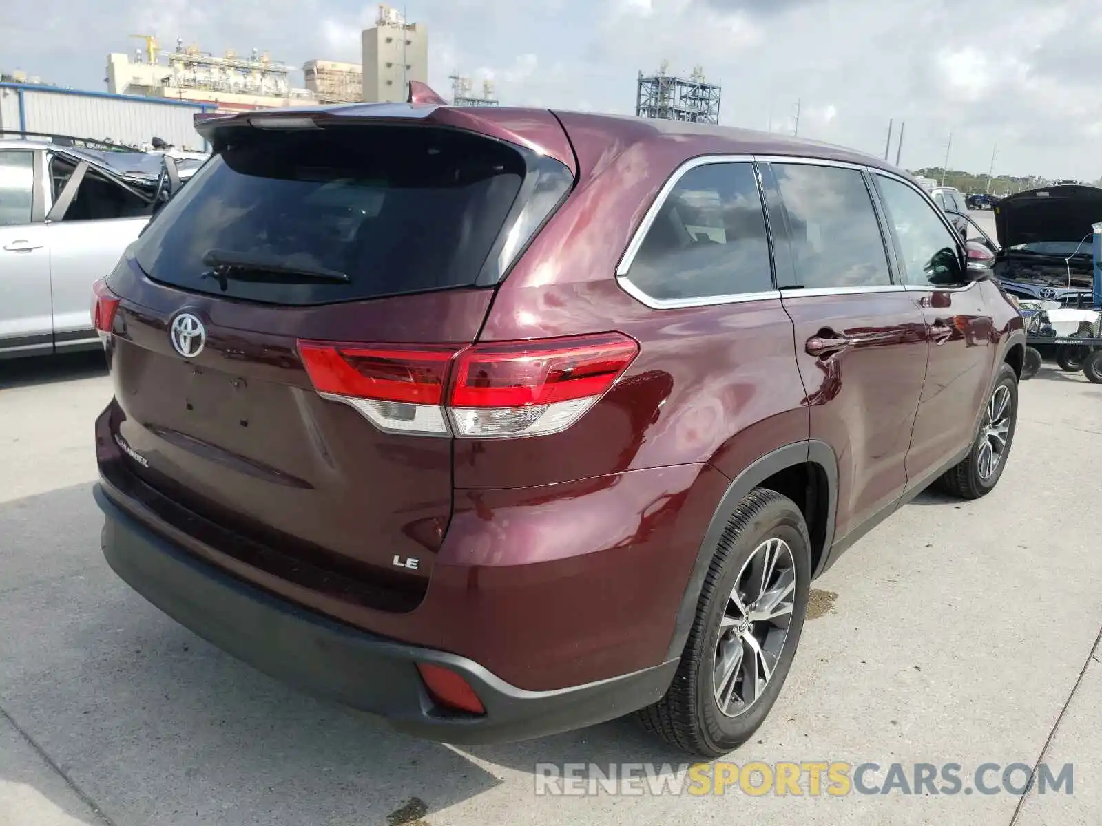 4 Photograph of a damaged car 5TDZZRFH3KS340807 TOYOTA HIGHLANDER 2019